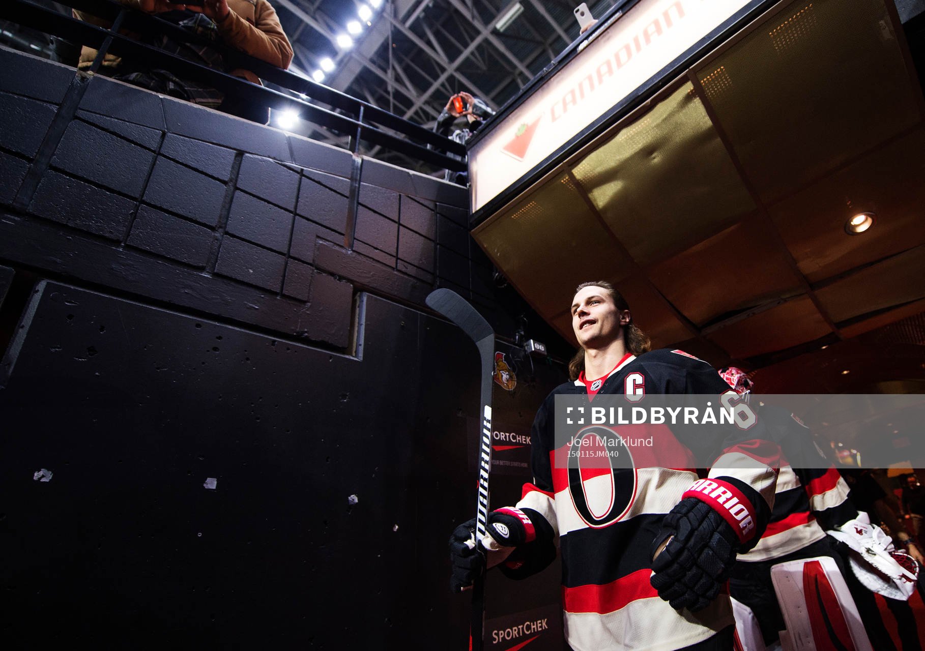 Ottawas Erik Karlsson på väg in till uppvärmningen