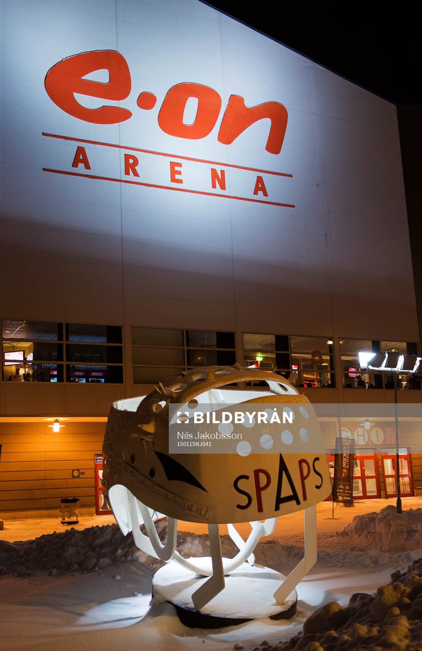 En klassisk hjälm från SPAPS utanför EON-arena
