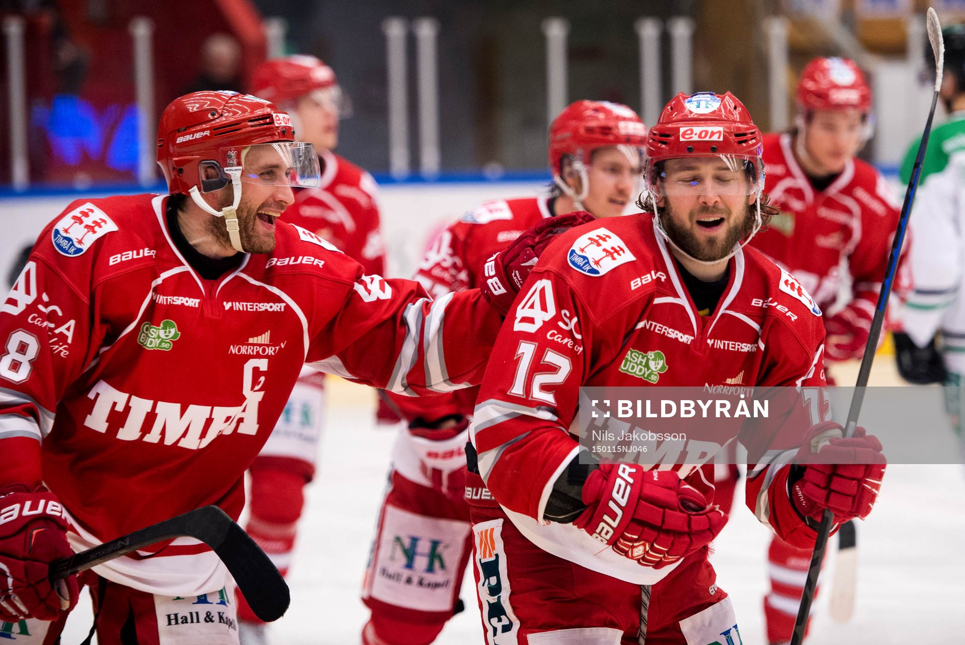 Timrås Per Hallin jublar med målskytten till 3-1 André