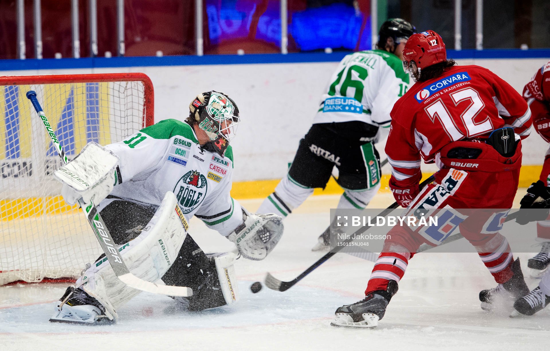 Timrås André Hult gör 3-1 på Rögles målvakt Lars