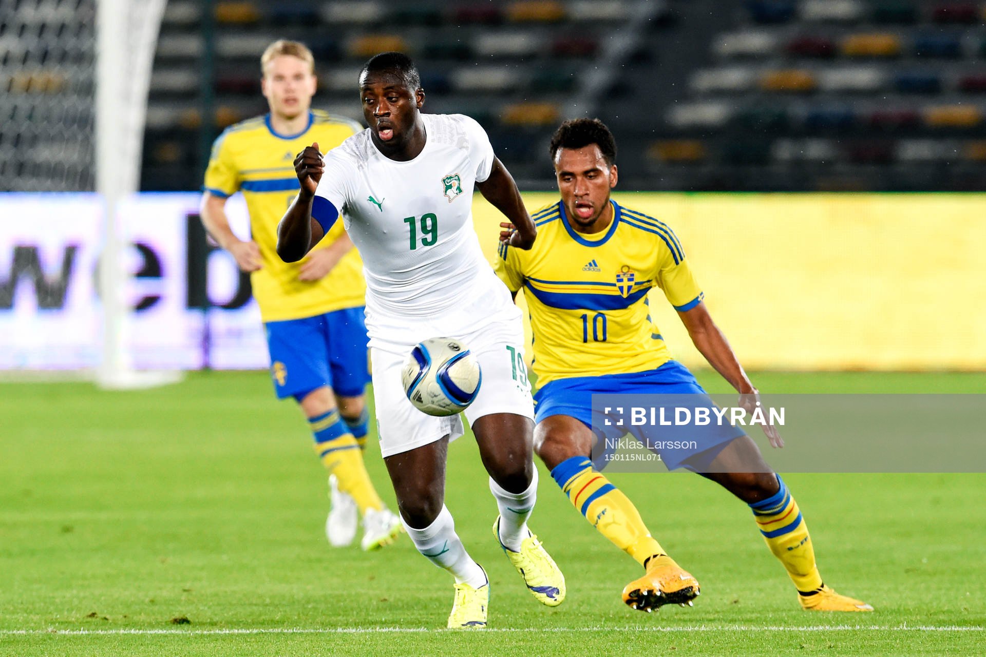 Elfenbenskustens Yaya Toure och Sveriges Isaac Kiese Thelin