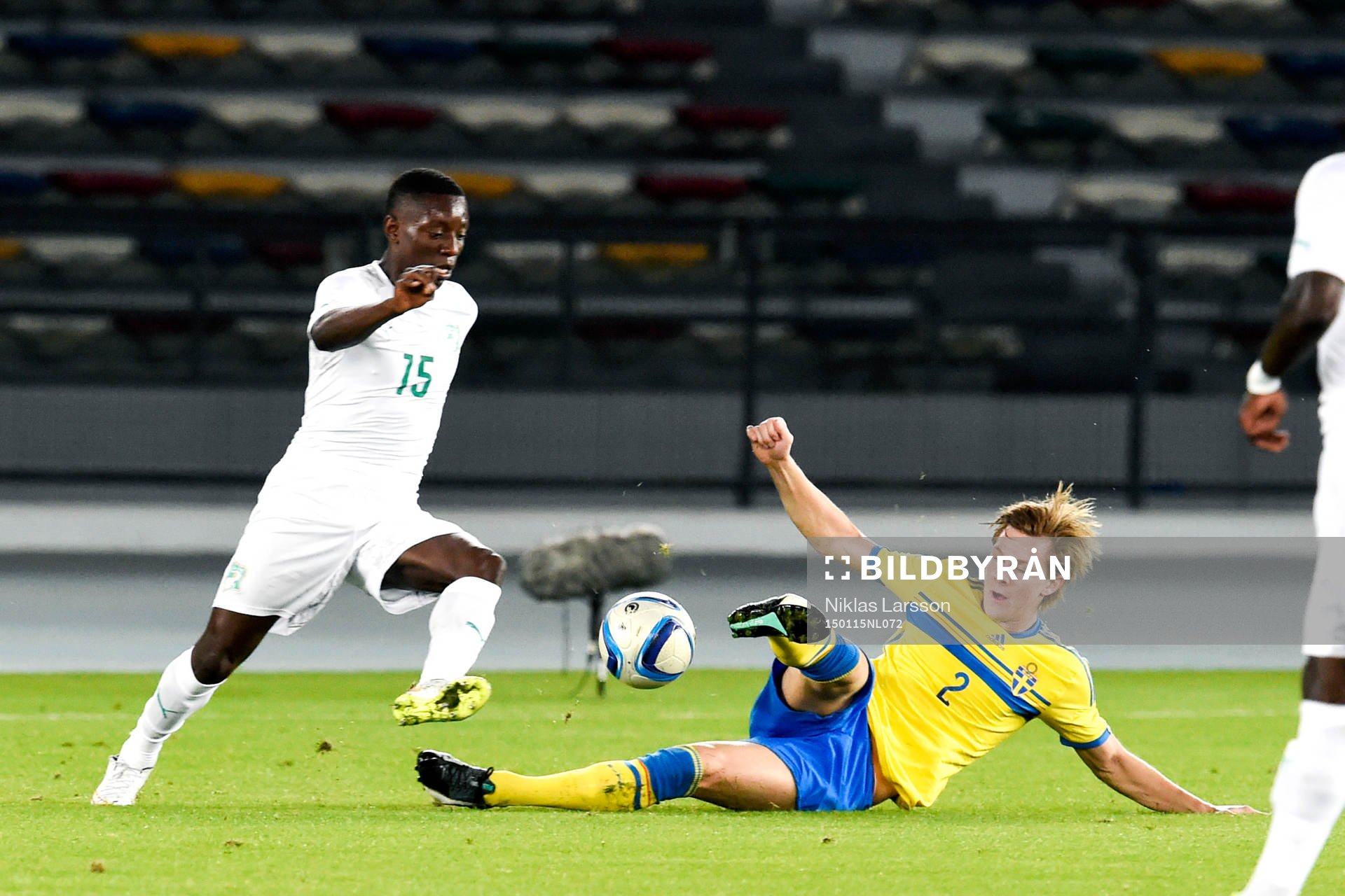 Elfenbenskustens Max-Alain Gradel och Sveriges Emil Krafth
