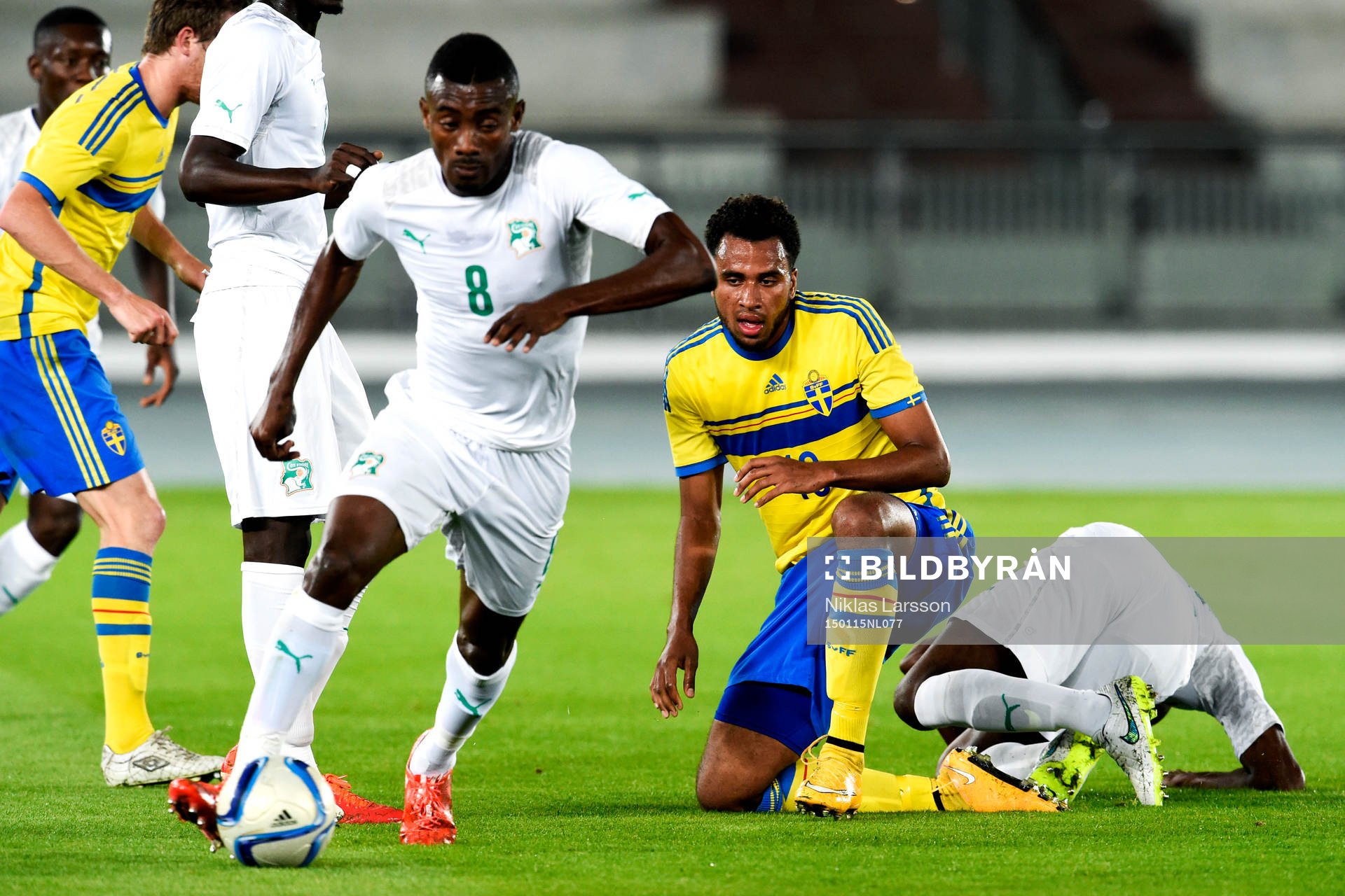 Elfenbenskustens Roger Claver D. Assale och Sveriges Isaac Kiese Thelin under vänskapsmatchen i fotboll mellan Sverige och Elfenbenskusten den 15 januari 2015 i Abu Dhabi.