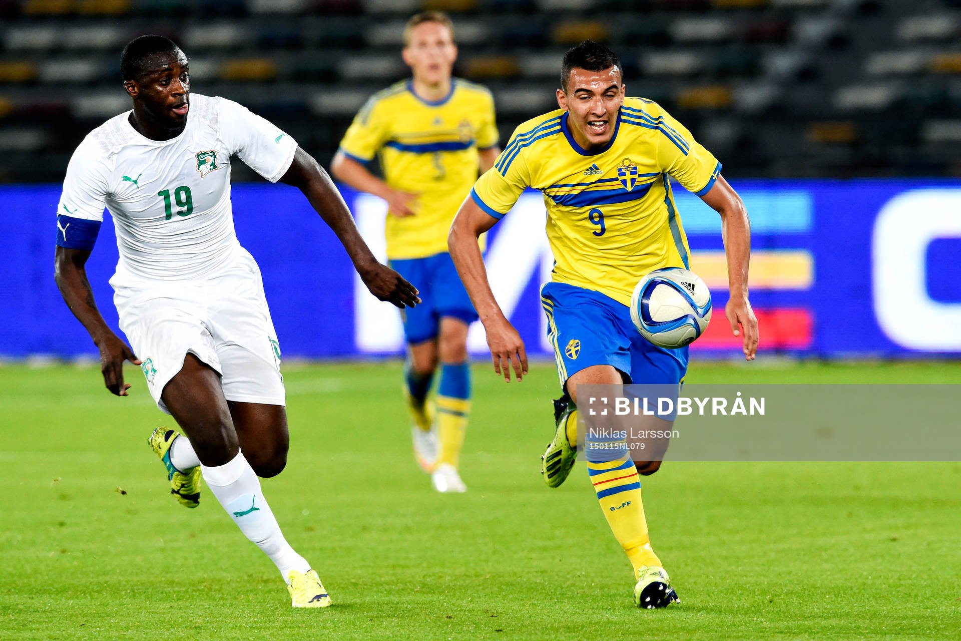 Elfenbenskustens Yaya Toure och Sveriges Nabil Bahoui