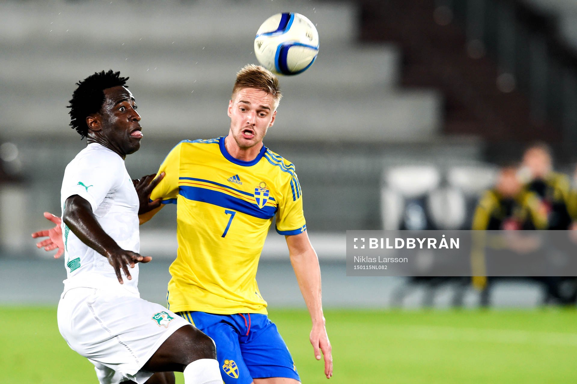 Elfenbenskustens Wilfried Bony och Sveriges Johan Mårtensson under vänskapsmatchen i fotboll mellan Sverige och Elfenbenskusten den 15 januari 2015 i Abu Dhabi.