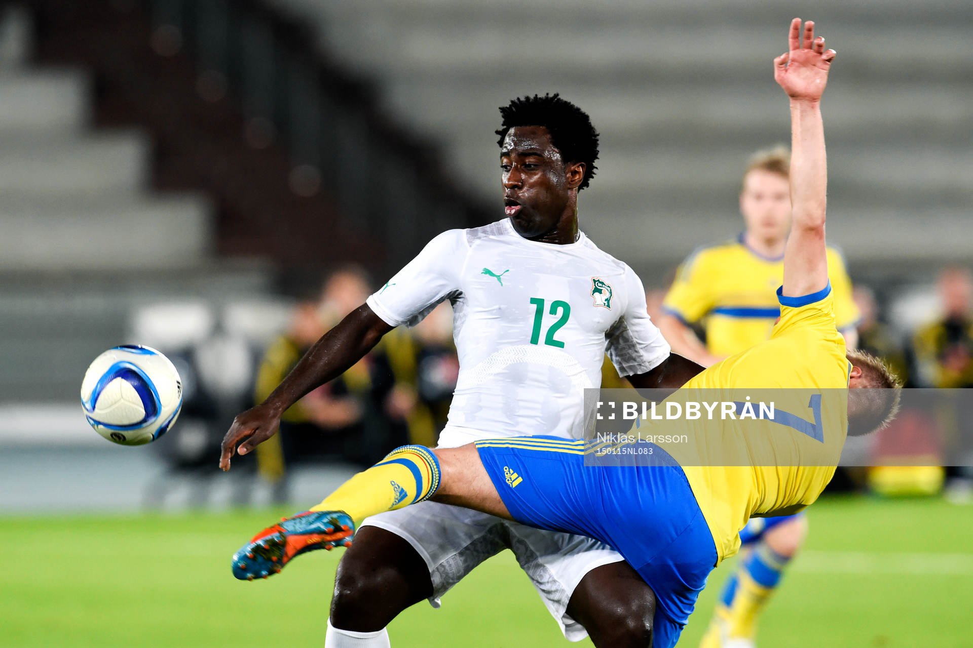 Elfenbenskustens Wilfried Bony och Sveriges Johan Mårtensson under vänskapsmatchen i fotboll mellan Sverige och Elfenbenskusten den 15 januari 2015 i Abu Dhabi.