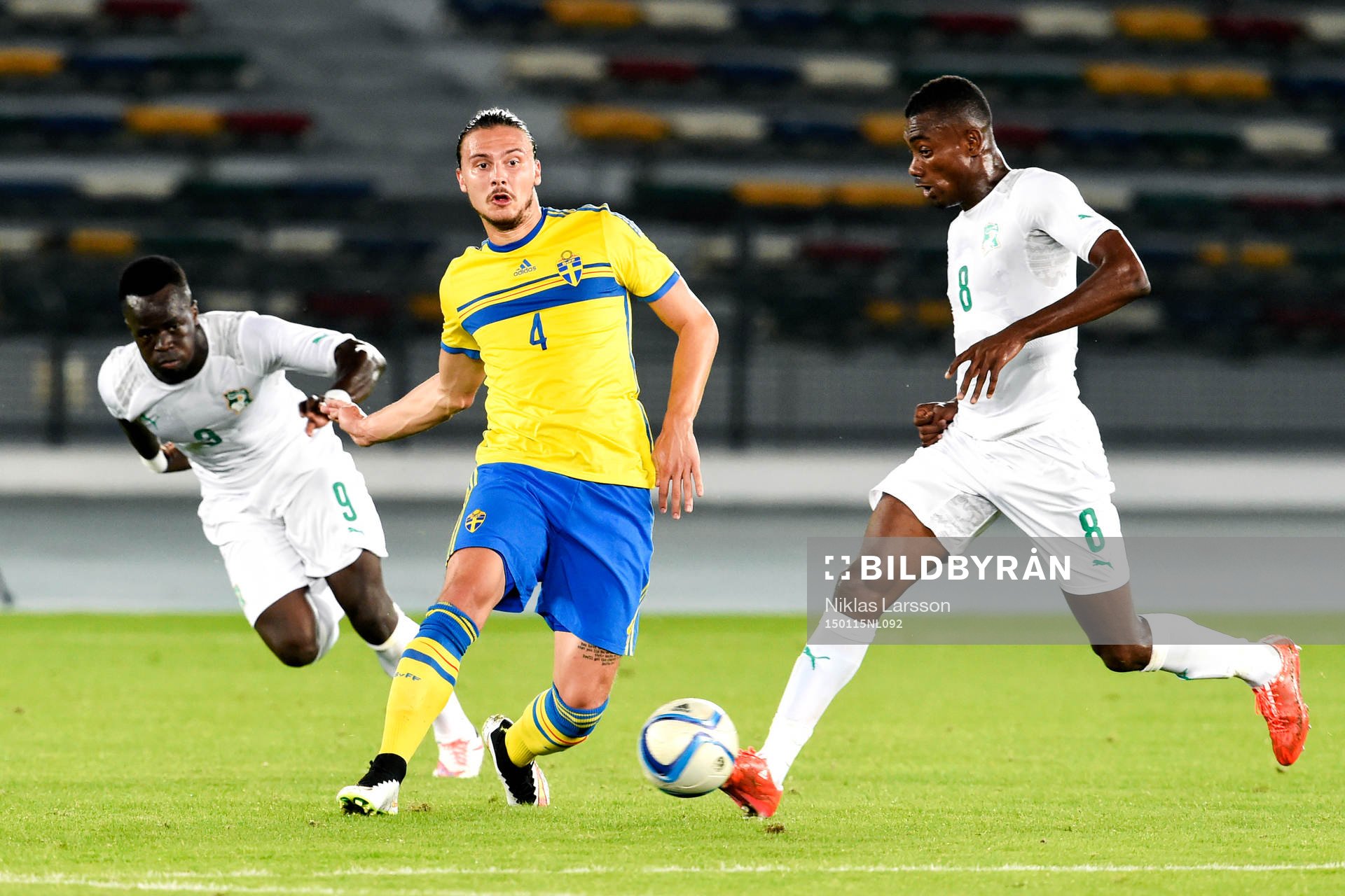 Sveriges Erik Johansson och Elfenbenskustens Cheik Ismael Tiote och Roger Claver D. Assale under vänskapsmatchen i fotboll mellan Sverige och Elfenbenskusten den 15 januari 2015 i Abu Dhabi.
