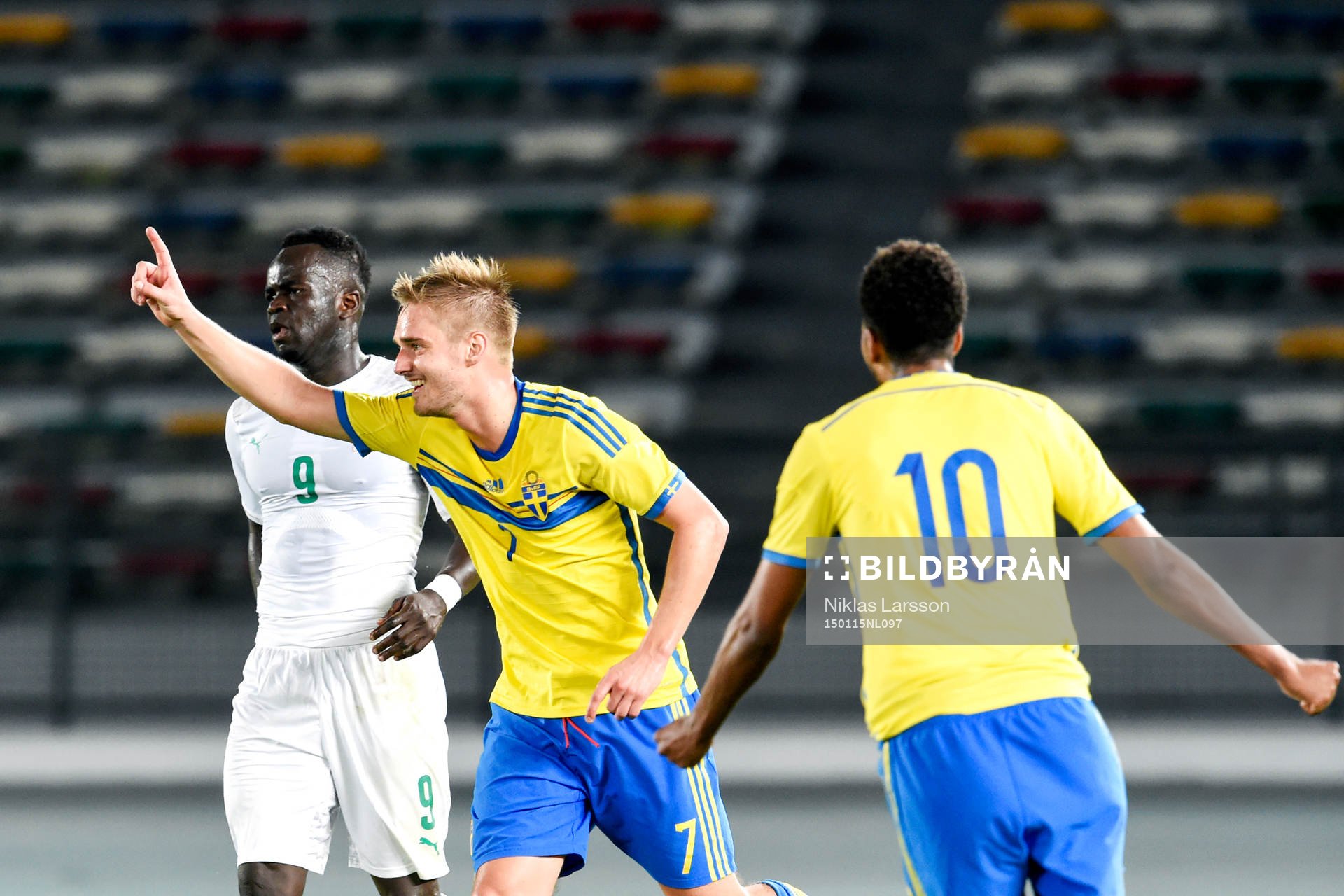 Sveriges Johan Mårtensson och Isaac Kiese Thelin jublar