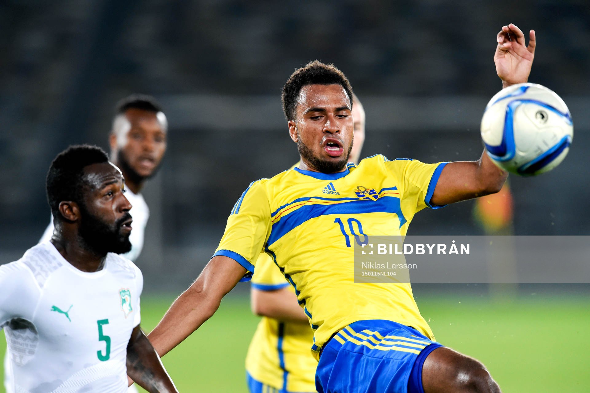 Elfenbenskustens Siaka Tiene och Sveriges Isaac Kiese Thelin under vänskapsmatchen i fotboll mellan Sverige och Elfenbenskusten den 15 januari 2015 i Abu Dhabi.