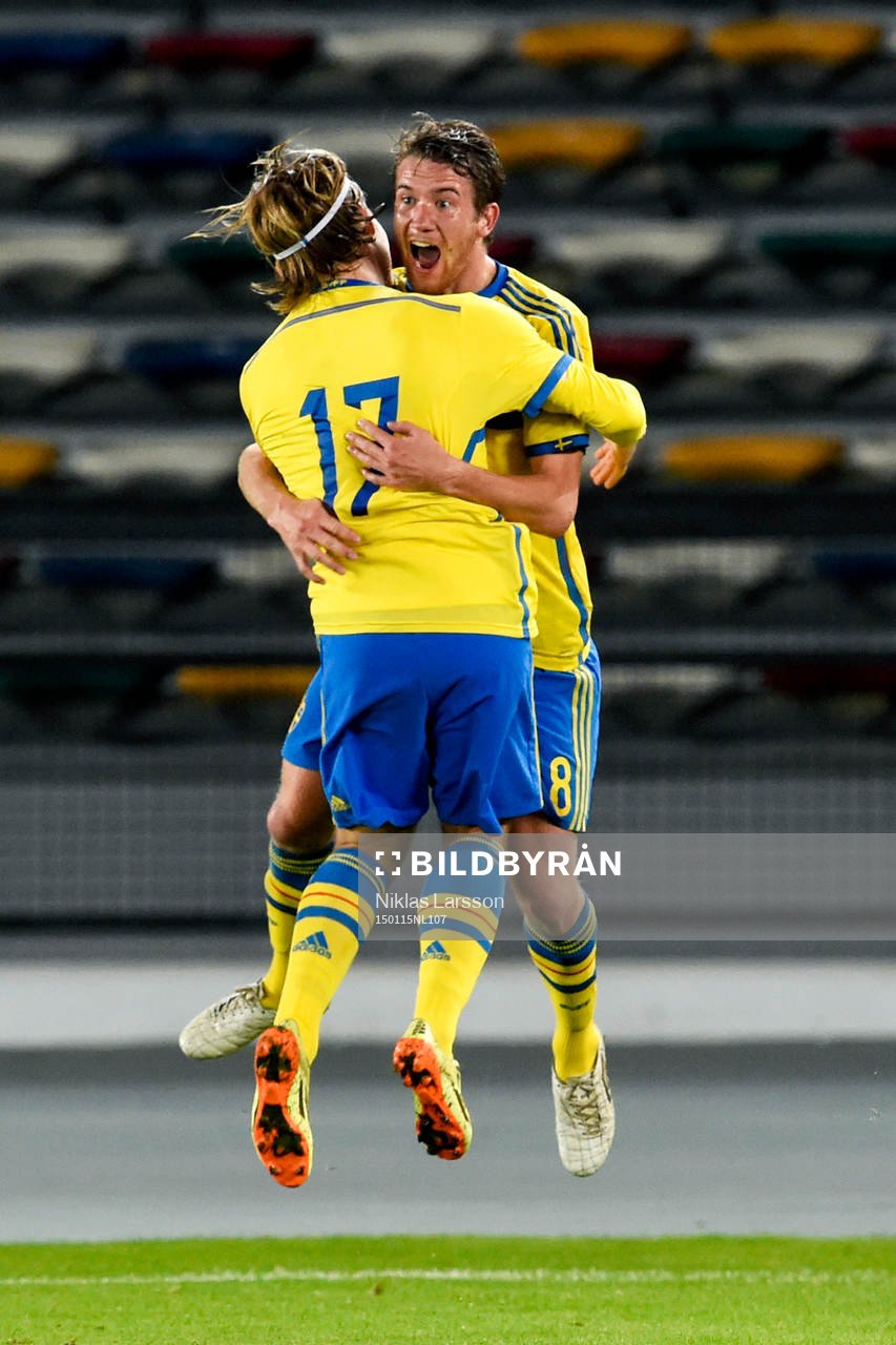 Sveriges Marcus Rohdén och Nicklas Bärkroth jublar efter 2-0 av Rohdén under vänskapsmatchen i fotboll mellan Sverige och Elfenbenskusten den 15 januari 2015 i Abu Dhabi.