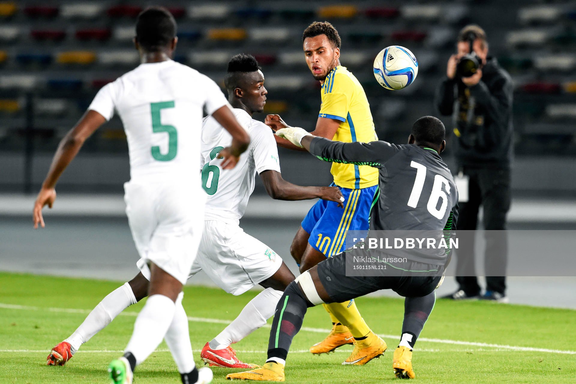 Elfenbenskustens Siaka Tiene, Eric Bertrand Bailly och målvakt Sylvain Gbohouo och Sveriges Isaac Kiese Thelin under vänskapsmatchen i fotboll mellan Sverige och Elfenbenskusten den 15 januari 2015 i Abu Dhabi.