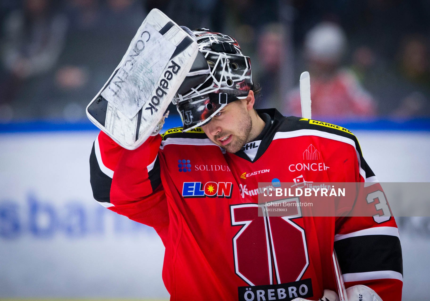Örebros målvakt Johannes Jönsson deppar