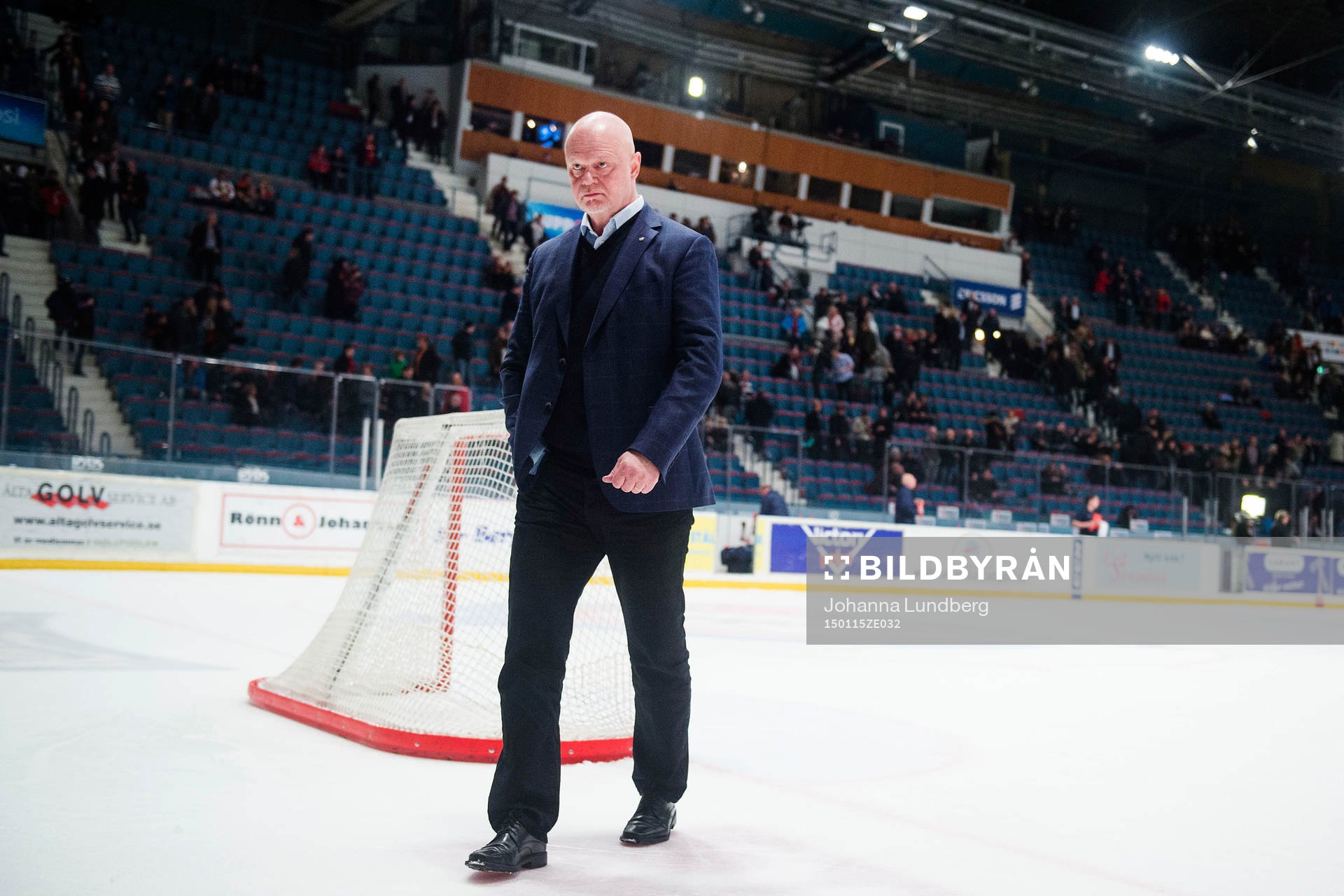 Linköpings tränare Roger Melin lämnar isen