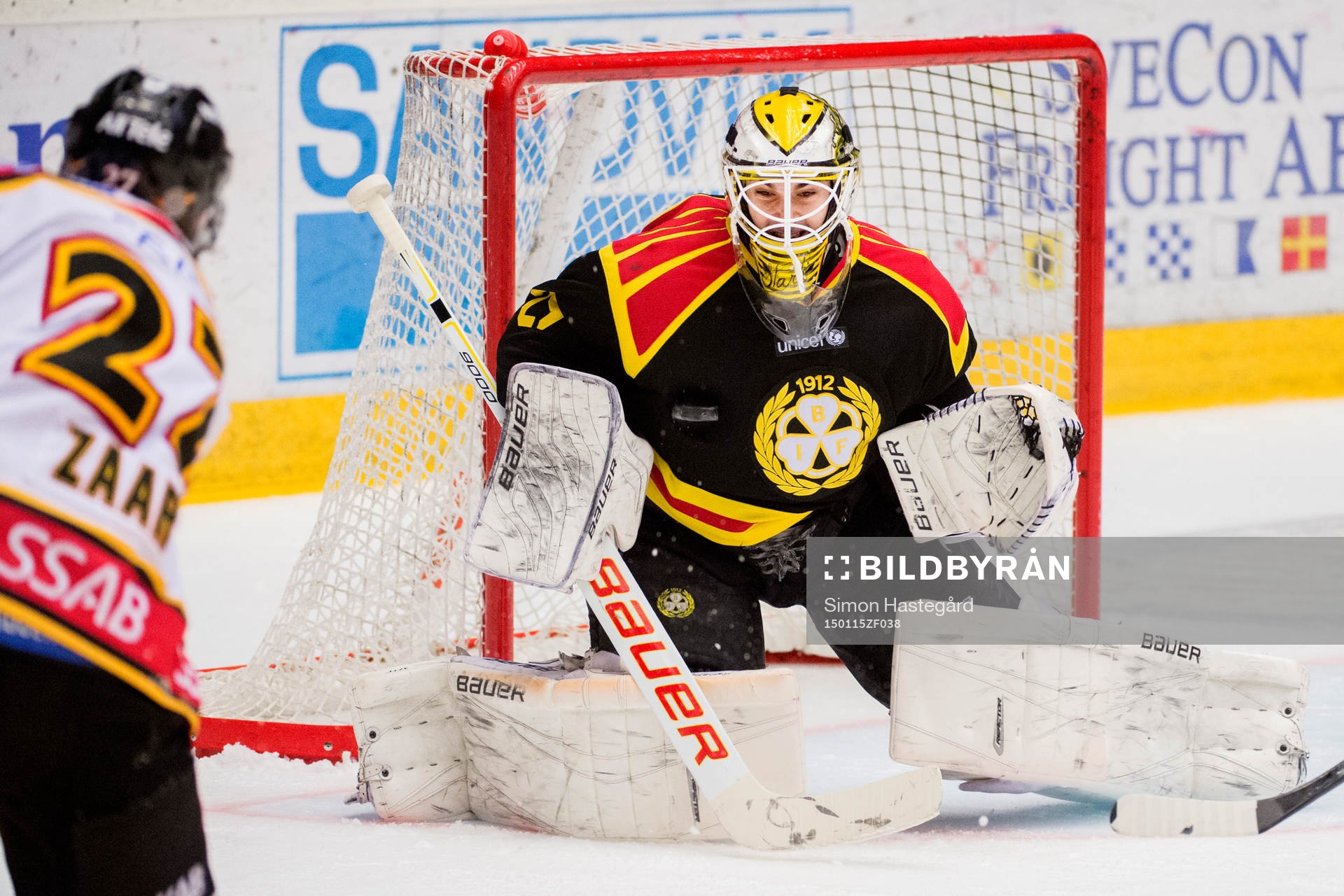 Brynäs målvakt Bernhard Starkbaum räddar skott