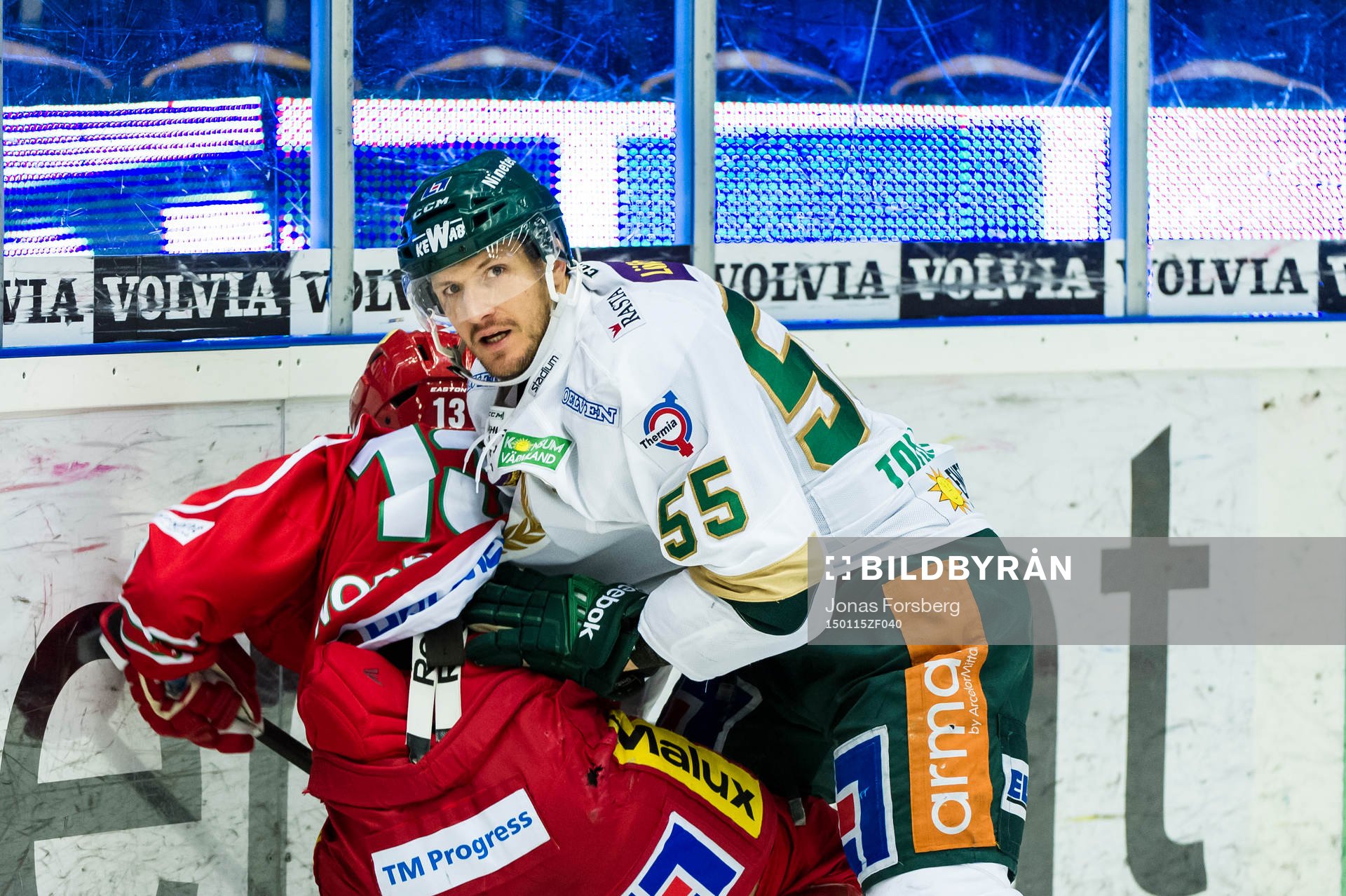 Färjestads Ole-Kristian Tollefsen trycker ned Modos Niklas