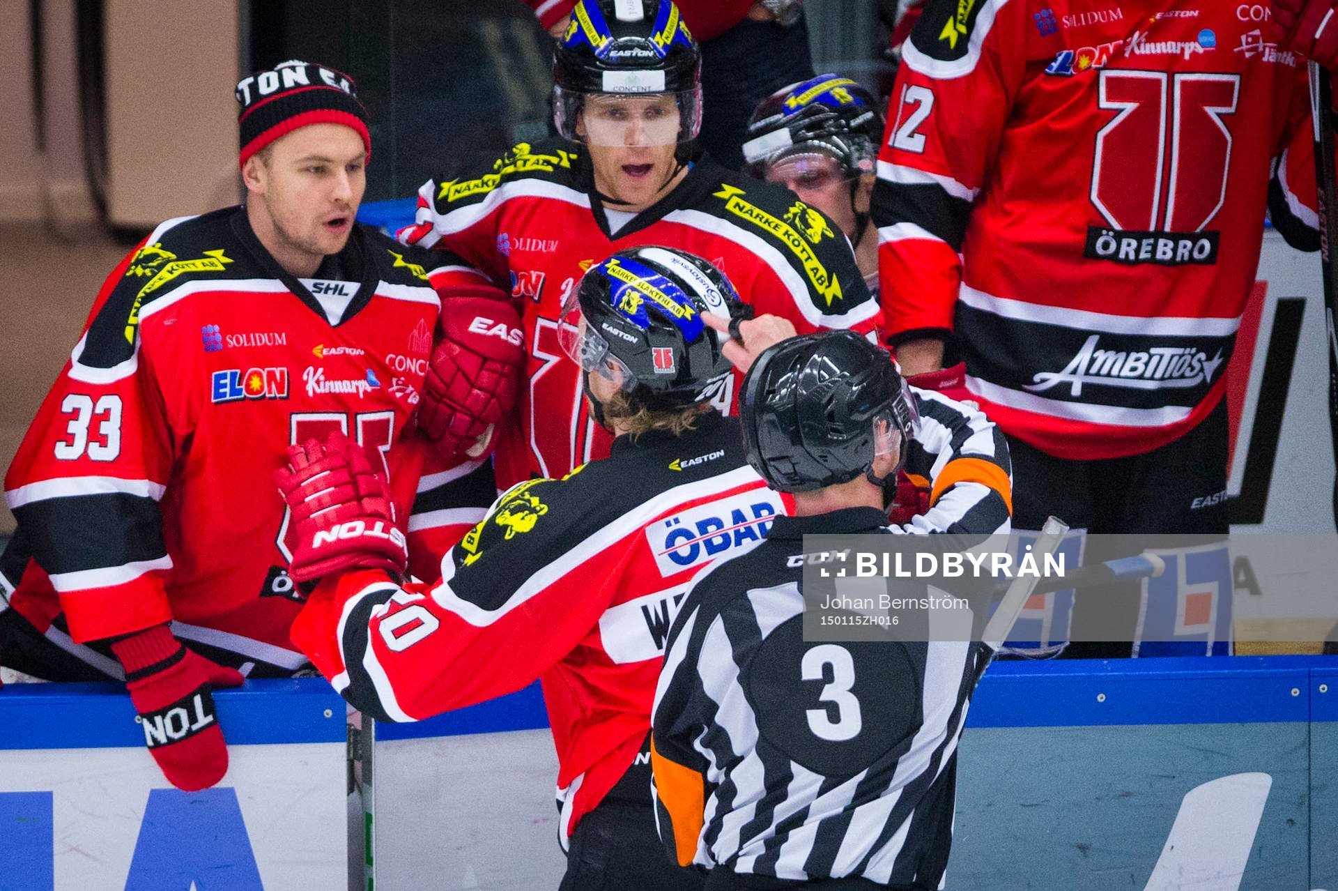 Örebros målvakt Julius Hudacek är arg på domaren Linus