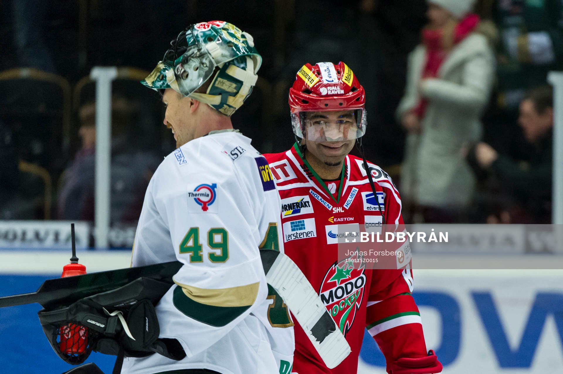 Färjestads målvakt Justin Pogge och Modos Donald Brashear