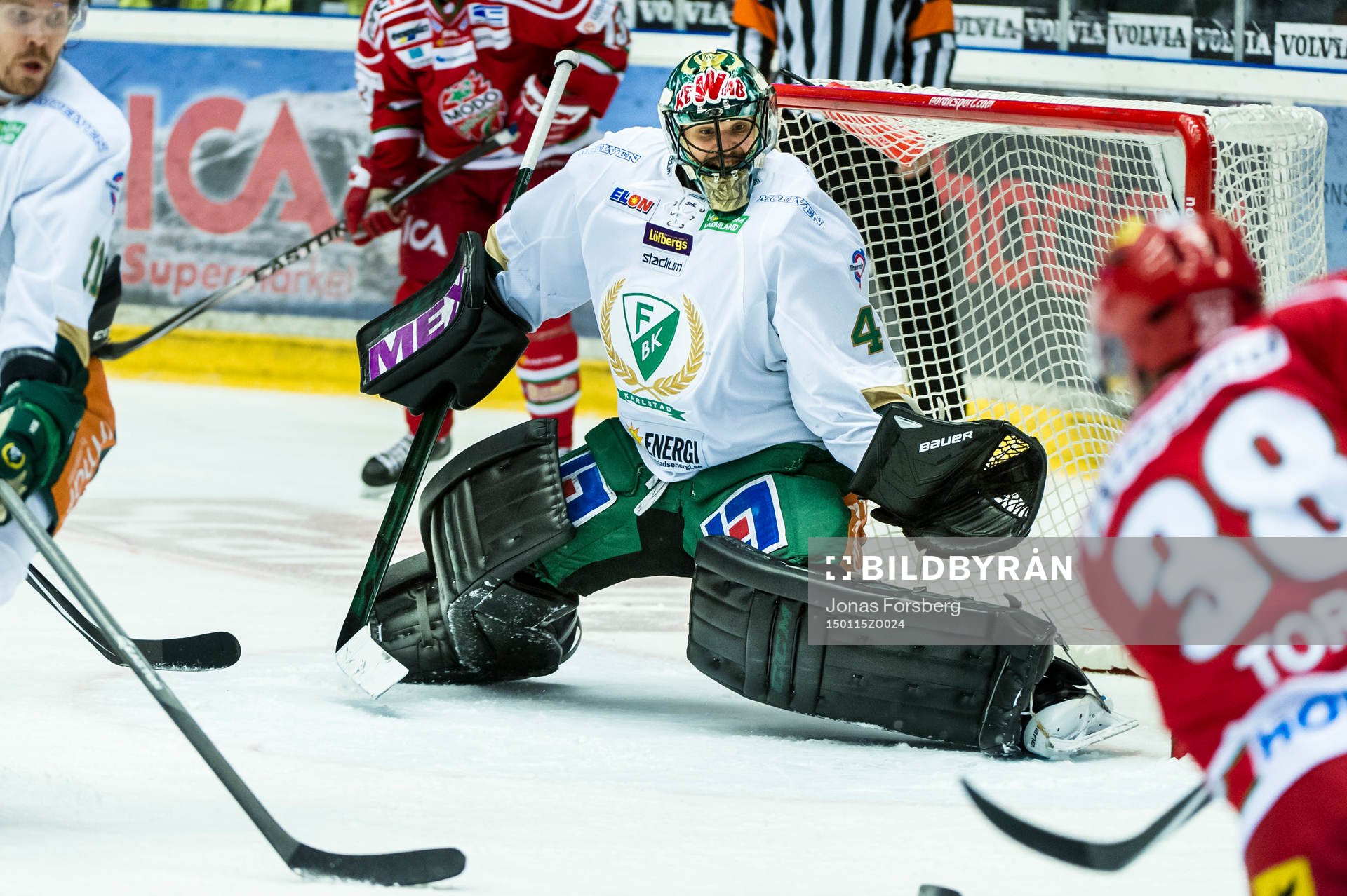Färjestads målvakt Justin Pogge räddar ett skott från
