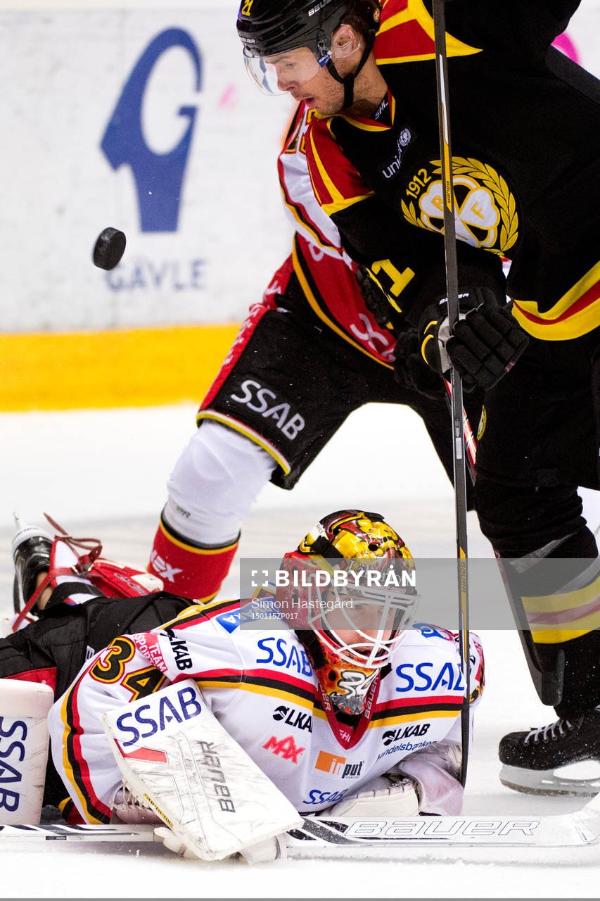 Brynäs Tim Wallace i kamp om pucken med Luleås målvakt