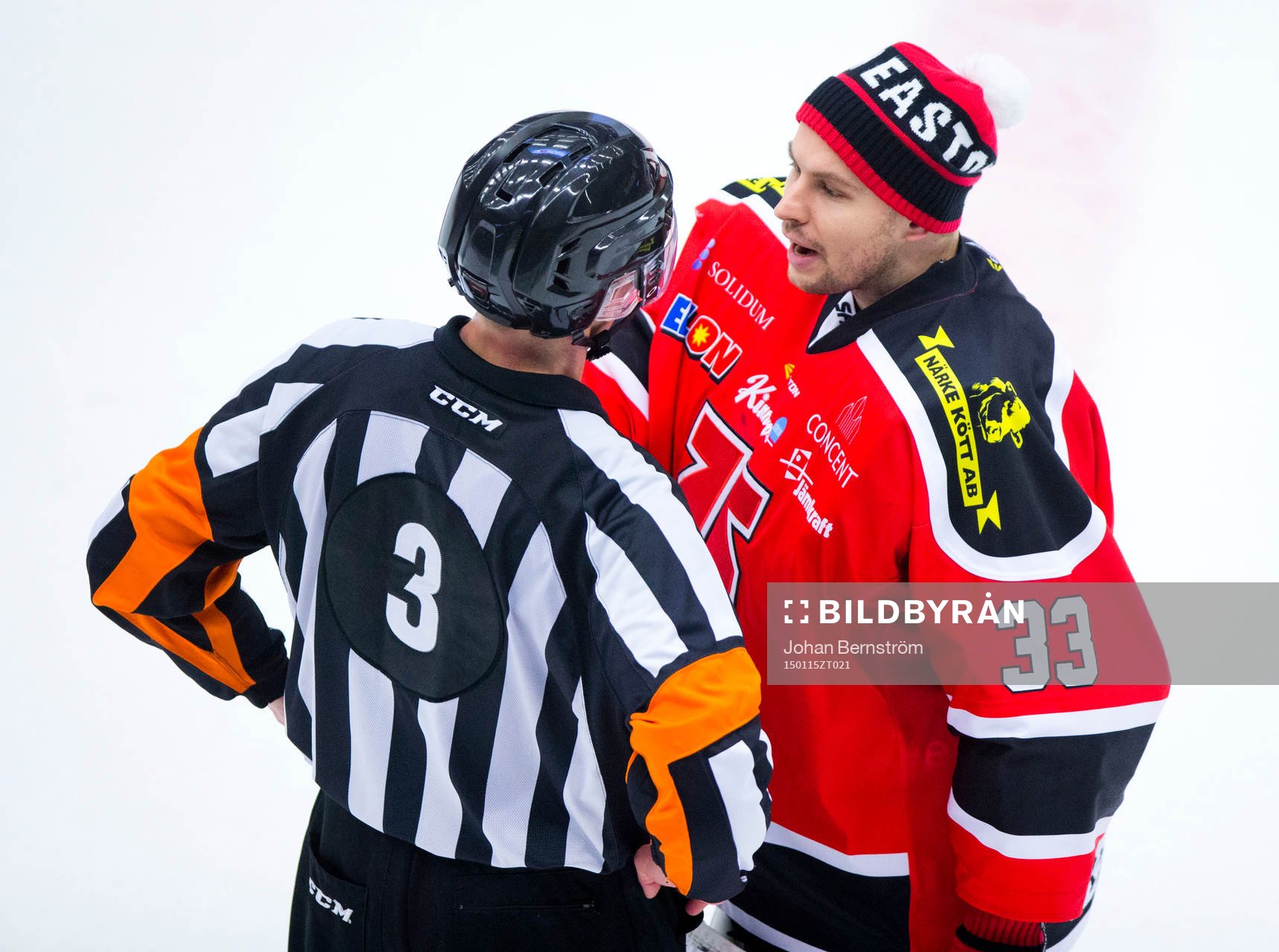 Örebros målvakt Julius Hudacek är arg på domaren Linus
