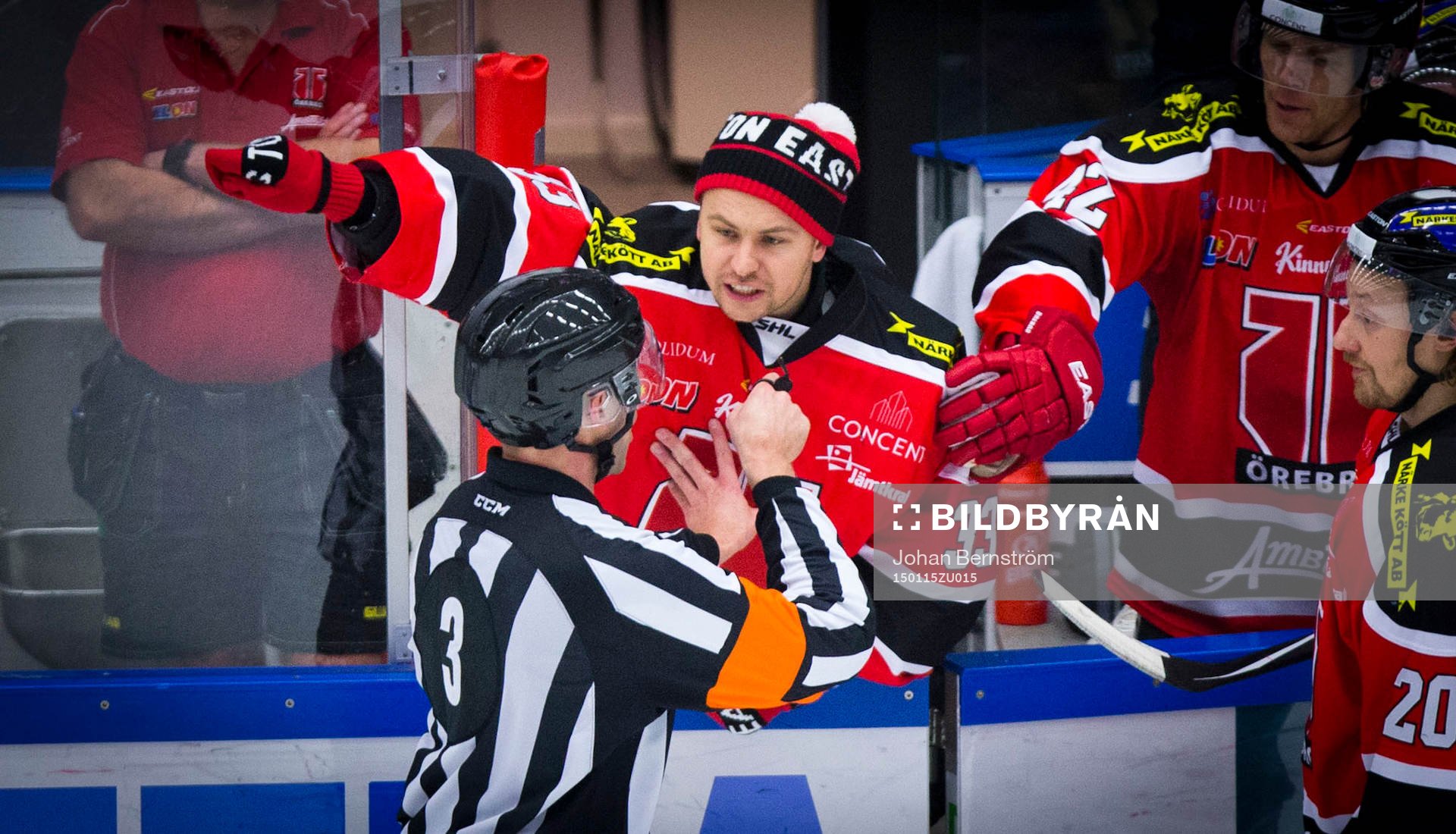 Örebros målvakt Julius Hudacek är arg på domaren Linus