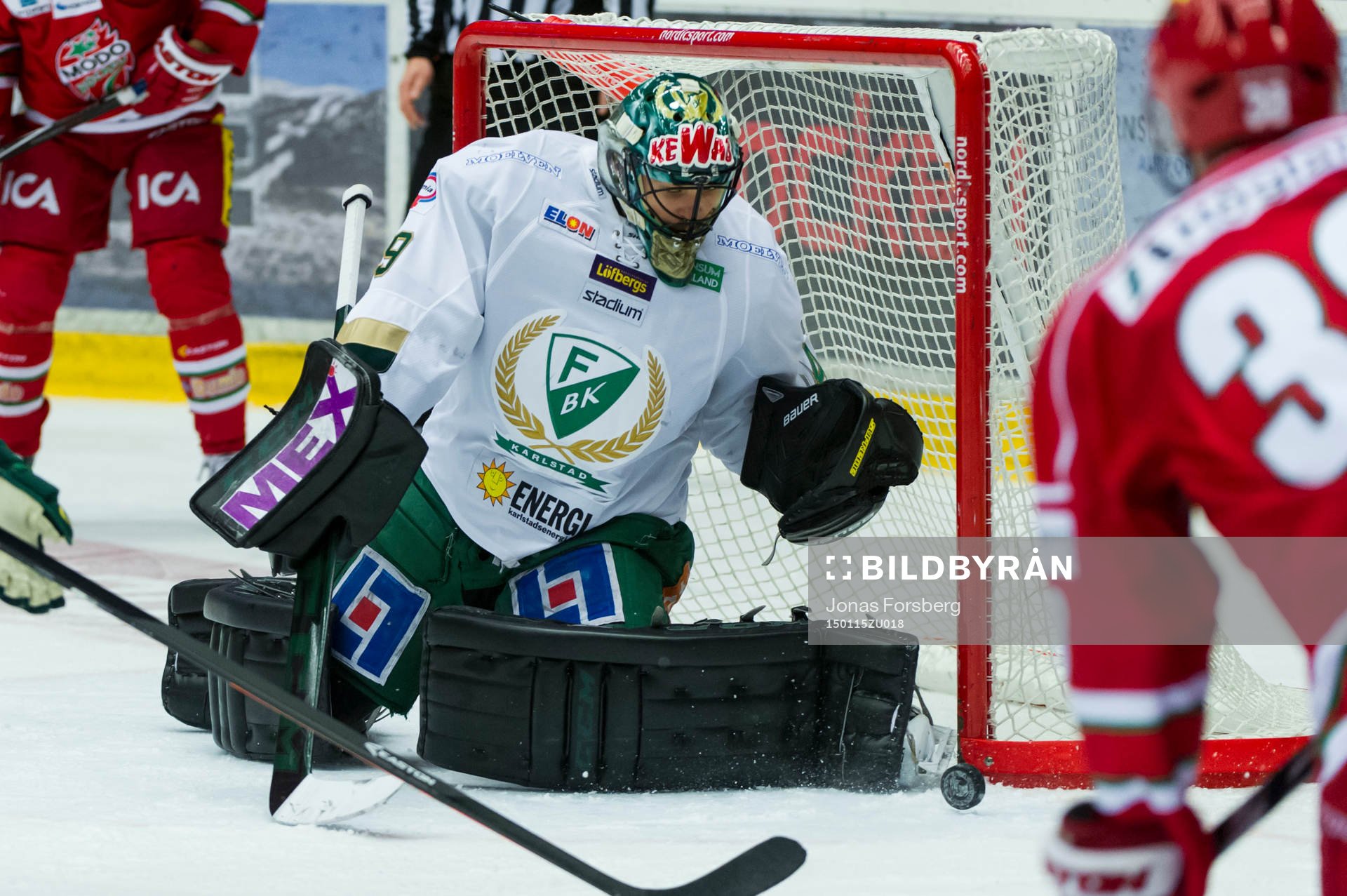 Färjestads målvakt Justin Pogge räddar ett skott från