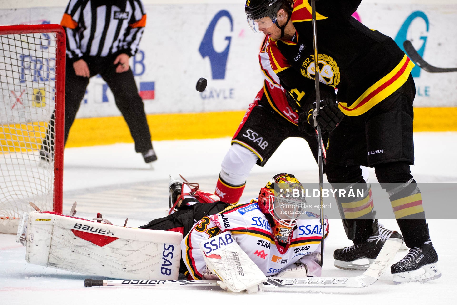 Brynäs Tim Wallace i kamp om pucken med Luleås målvakt