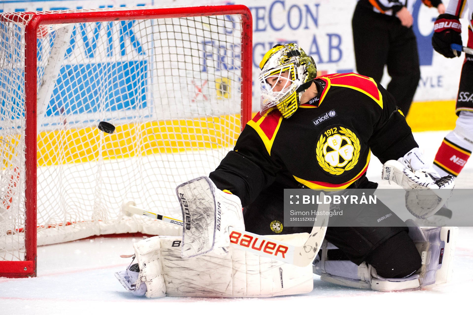 Brynäs målvakt Bernhard Starkbaum räddar skott