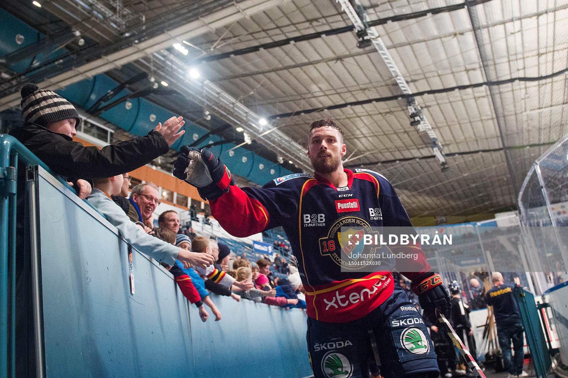 Djurgården Mikael Ahlén hälsar på supportrar