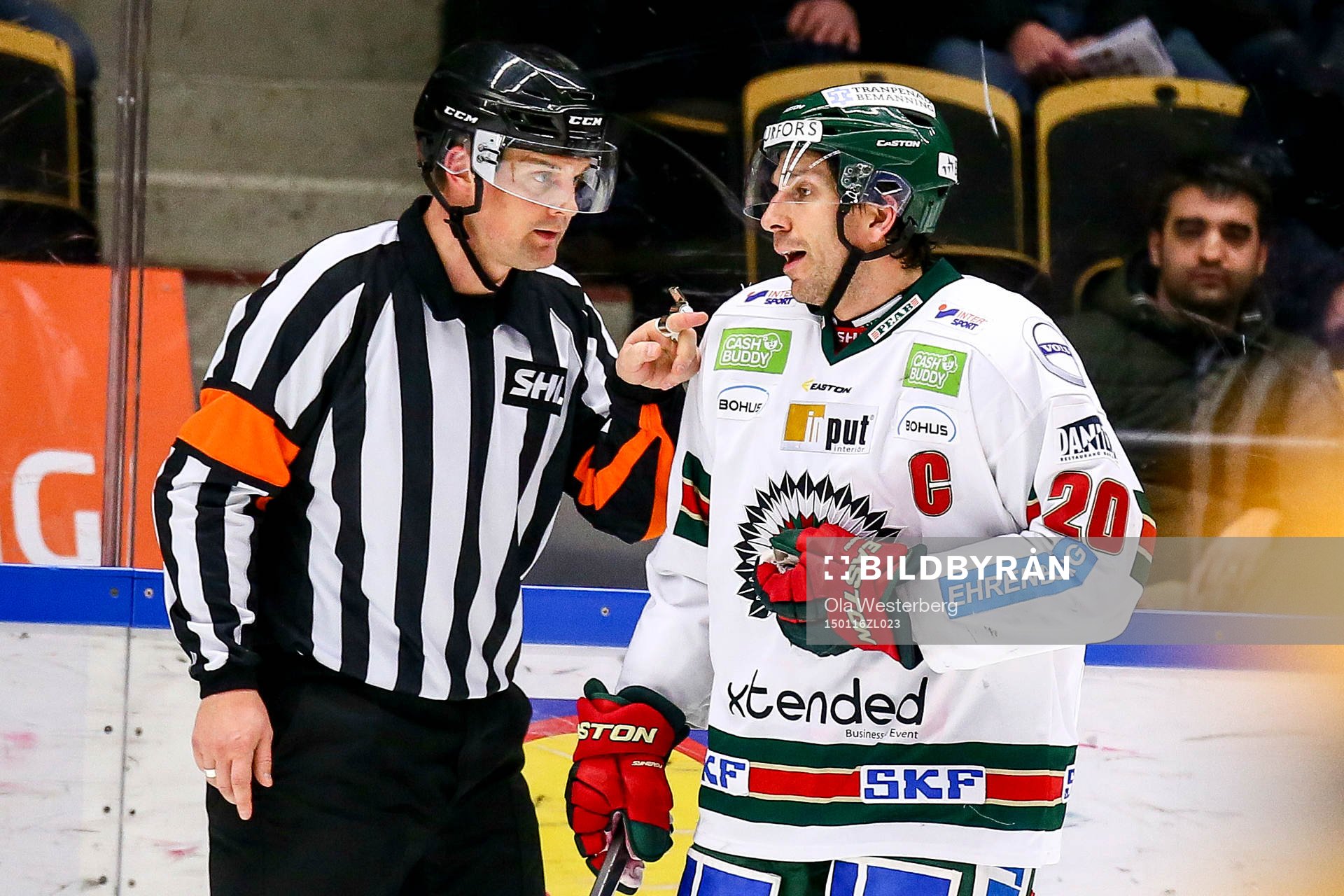 Frölundas Joel Lundqvist i samtal med domaren Mikael Nord