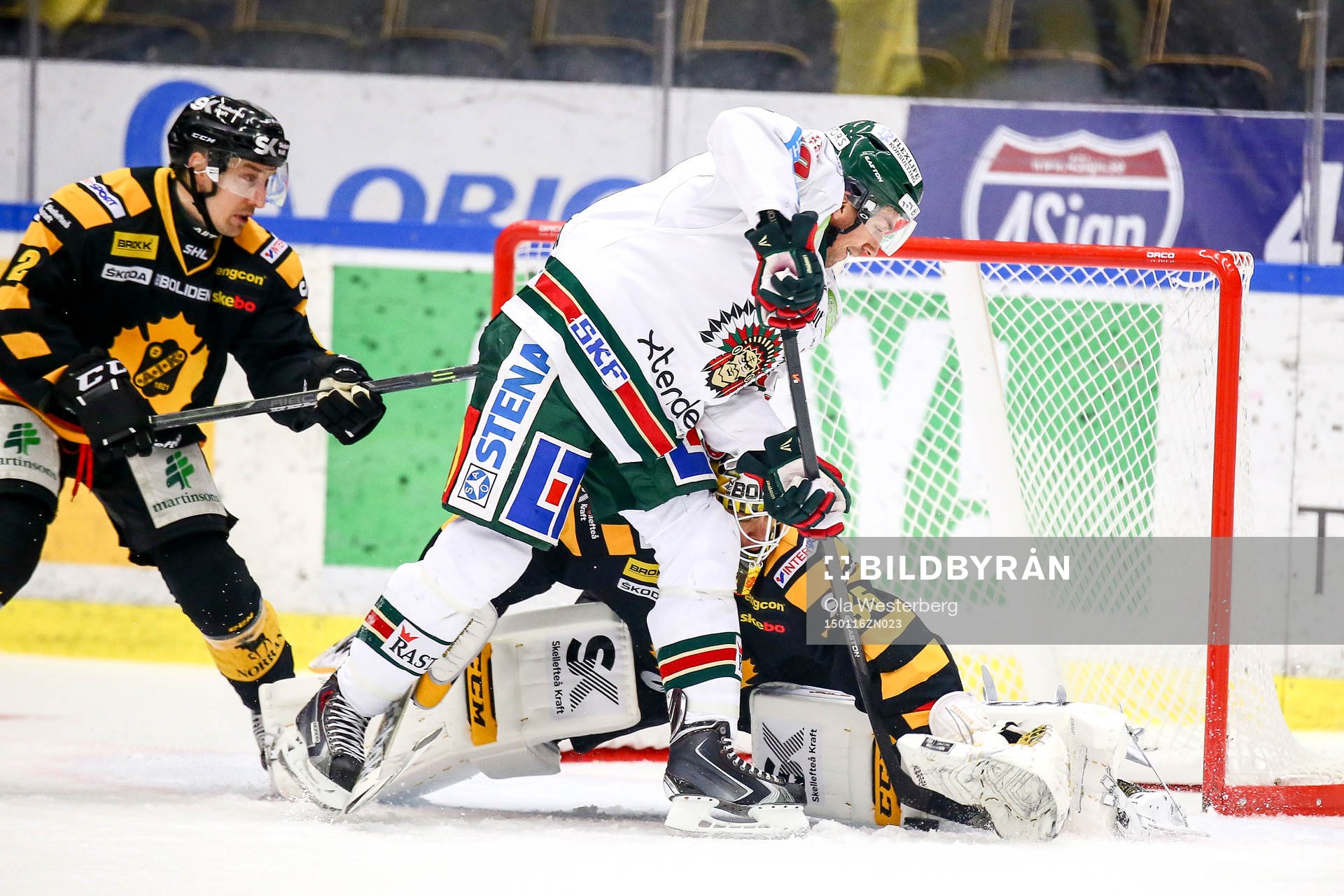 Skellefteås Erik Andersson och målvakten Markus Svensson