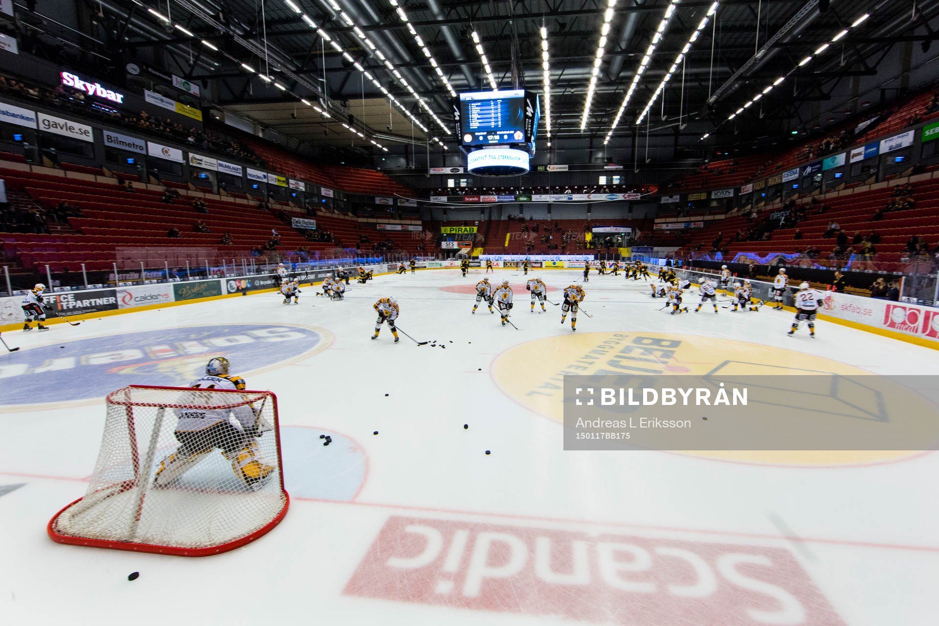Skellefteås spelare värmer upp innan ishockeymatchen i