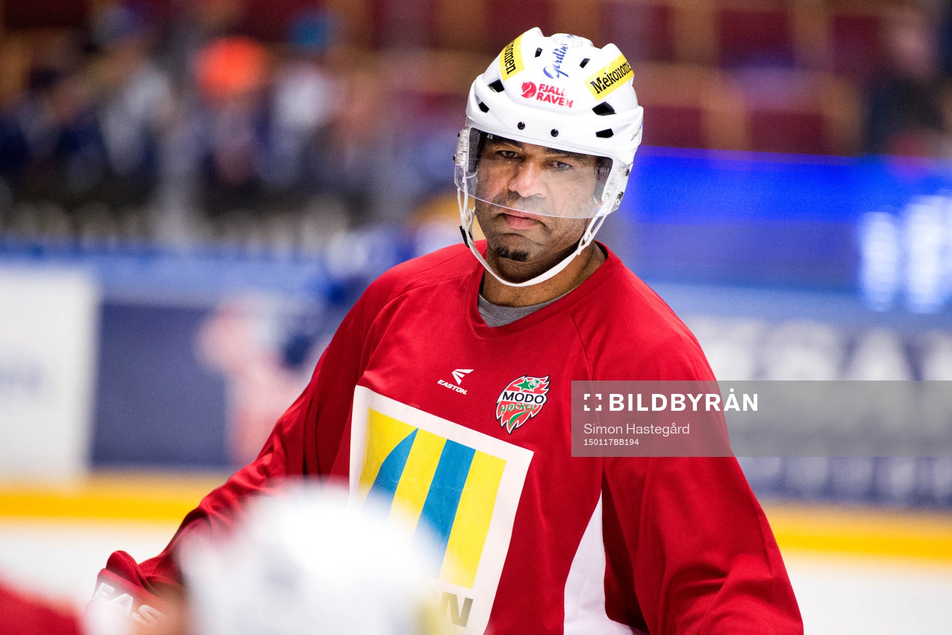 Modos Donald Brashear deppar före ishockeymatchen i SHL