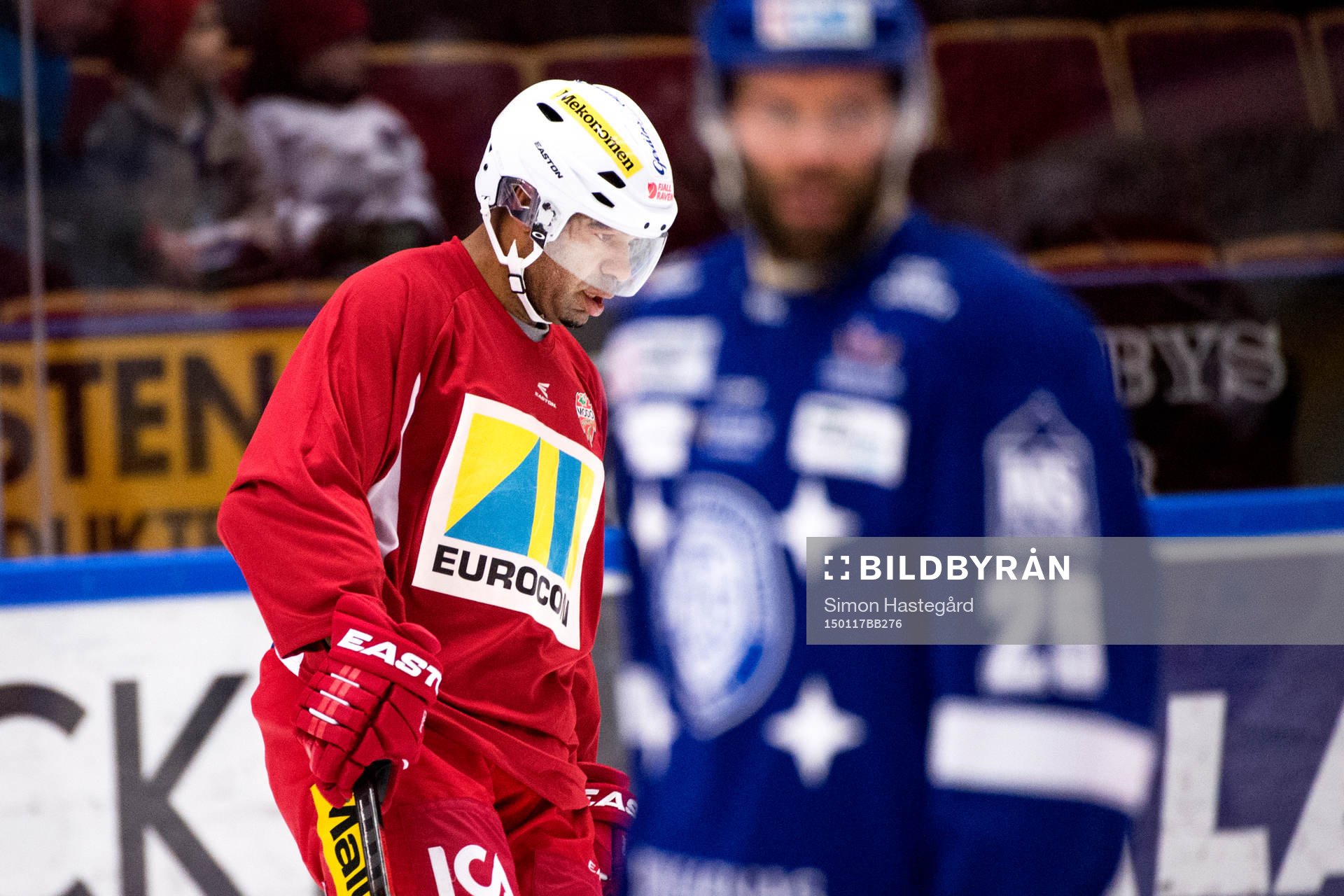 Modos Donald Brashear deppar före ishockeymatchen i SHL
