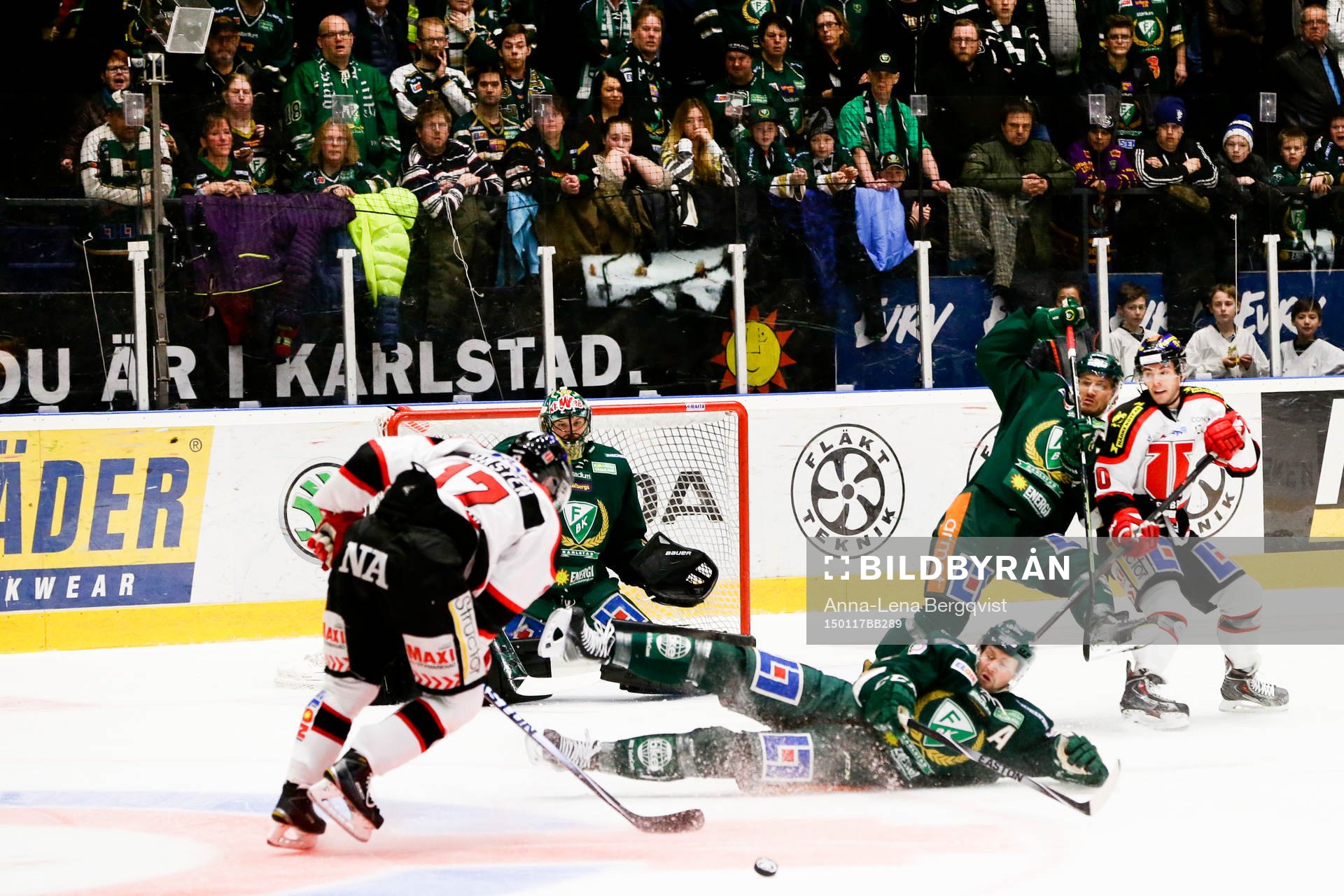 Färjestads Rickard Wallin täcker skott från Örebros