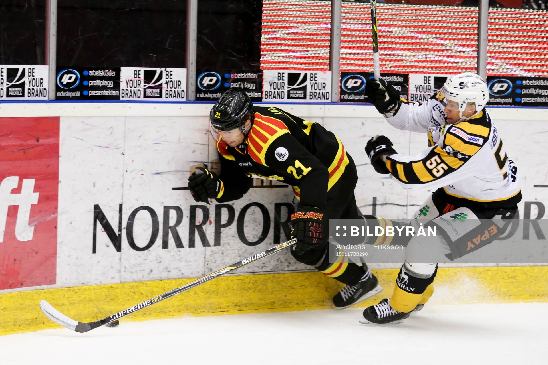 Brynäs Tim Wallace får sig en tryckare av Skellefteås