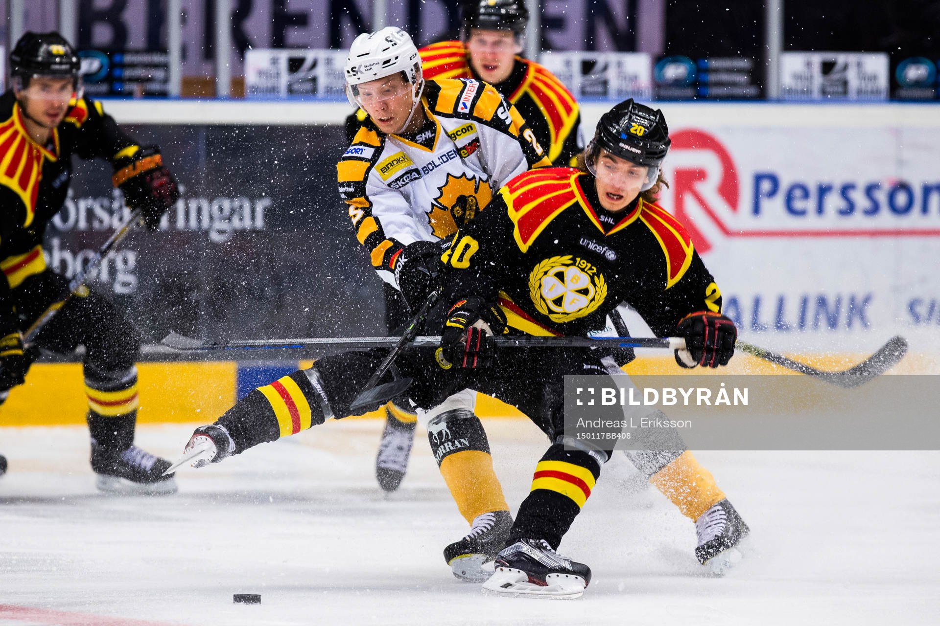Skellefteås Oskar Sundqvist i kamp om pucken med Brynäs