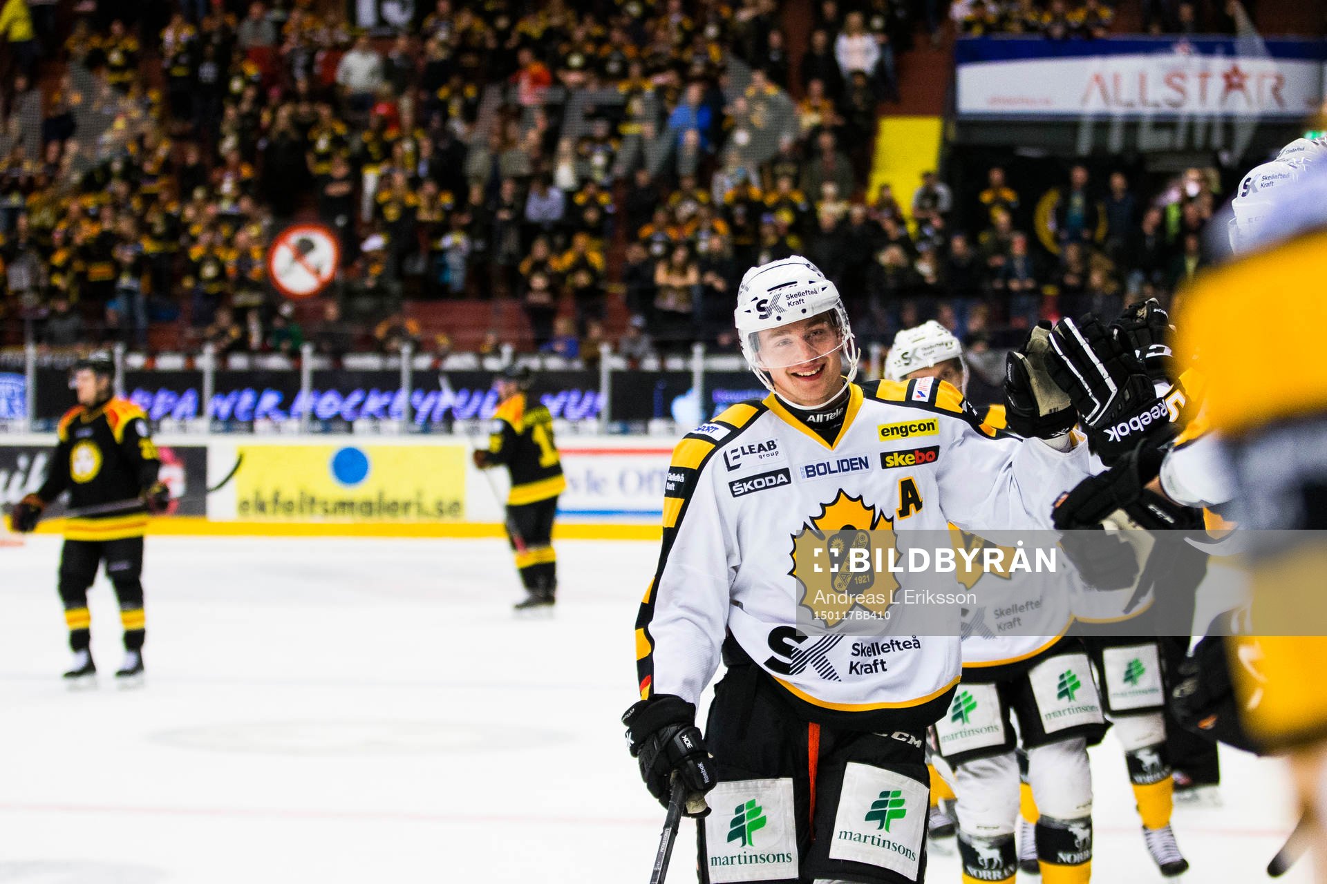 Skellefteås Adam Pettersson gratuleras av sina lagkamrater
