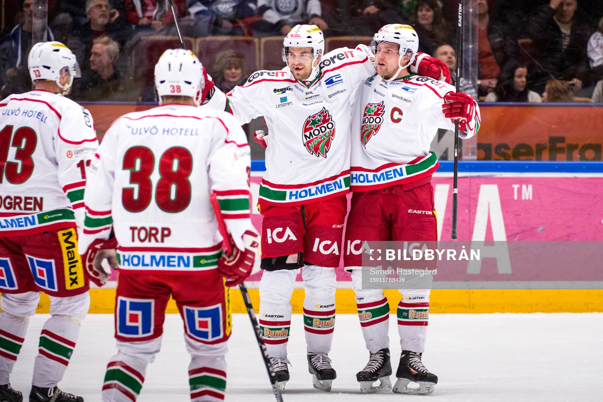 Modos Radek Smolenak och Jonas Ahnelöv jublar