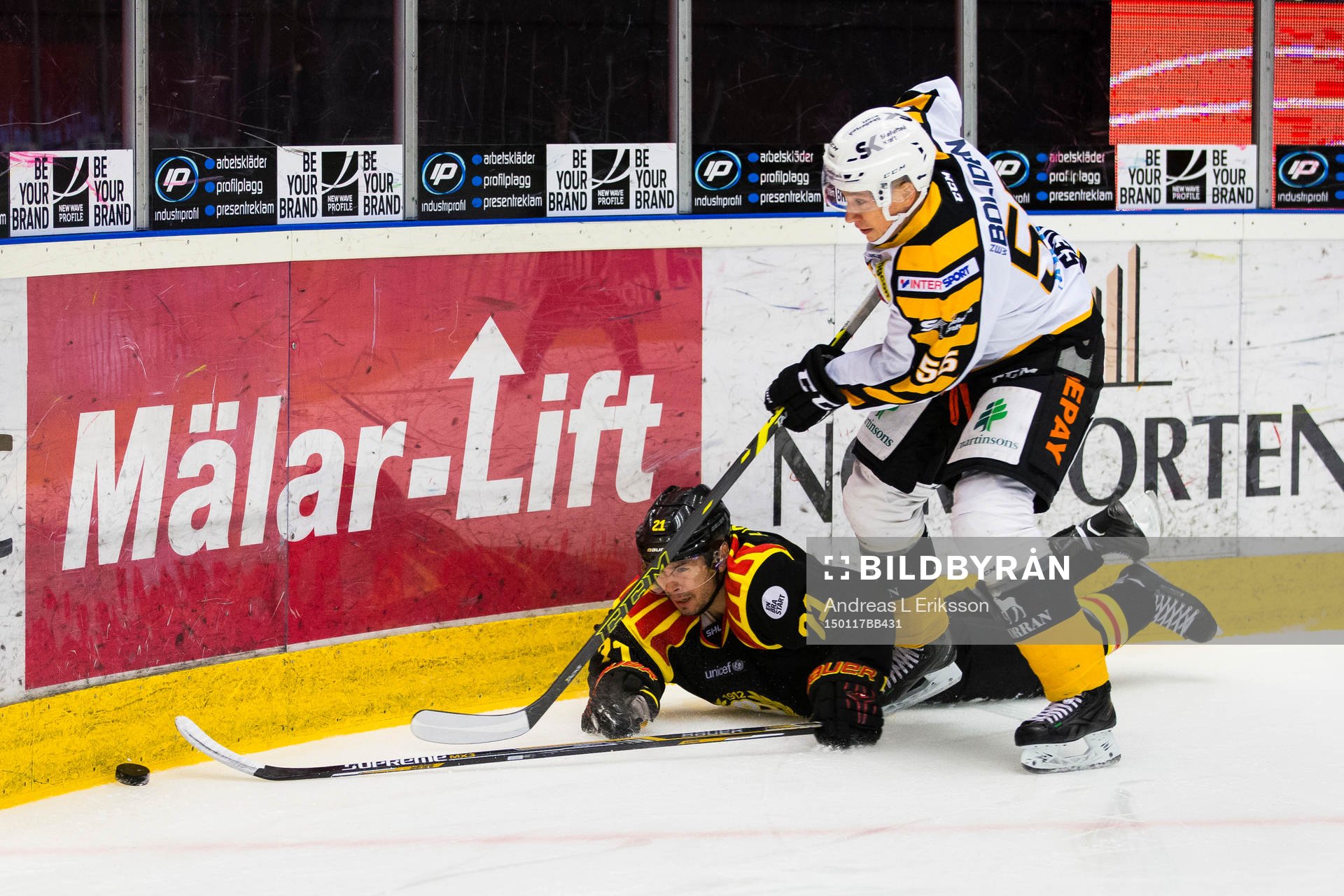 Brynäs Tim Wallace går omkull i en närkamp med
