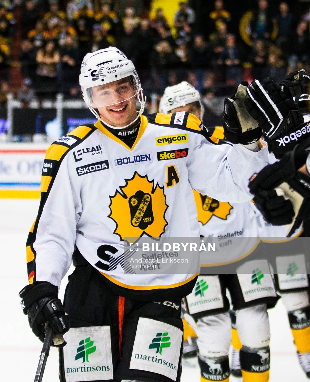 Skellefteås Adam Pettersson gratuleras av sina lagkamrater