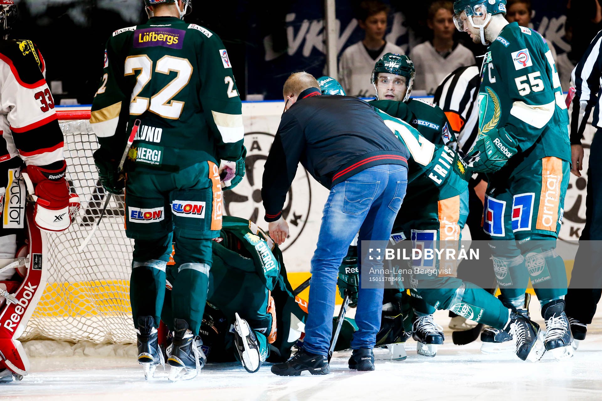 Färjestads Victor Ejdsell ligger skadad på isen