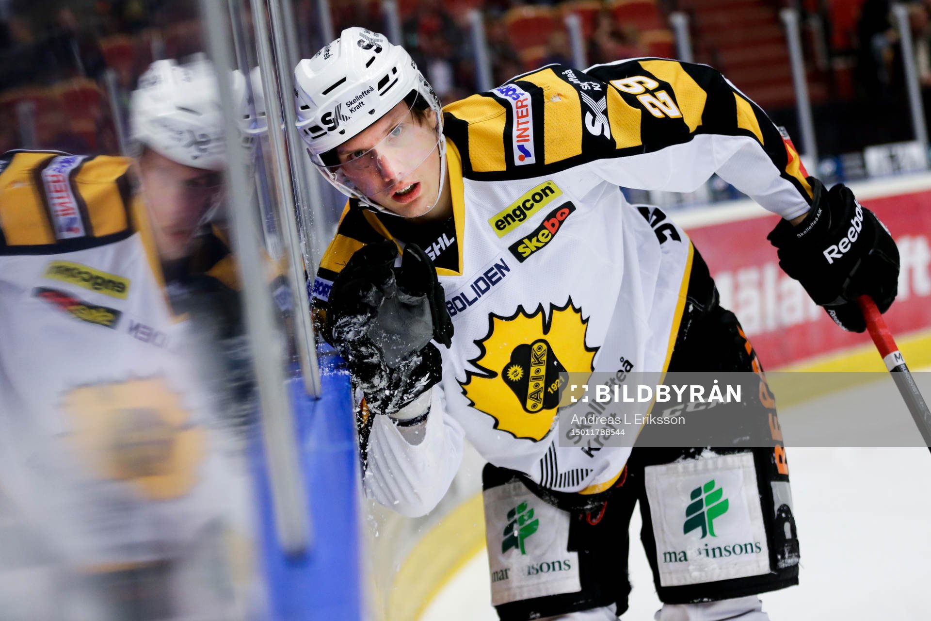 Skellefteås Oskar Sundqvist kliver av isen