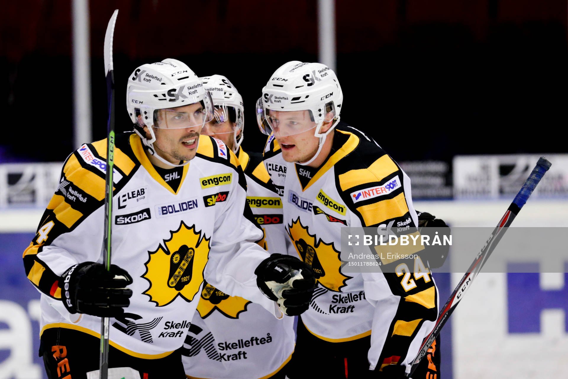 Skellefteås Daniel Widing (tv) gör 1-6 och jublar ihop
