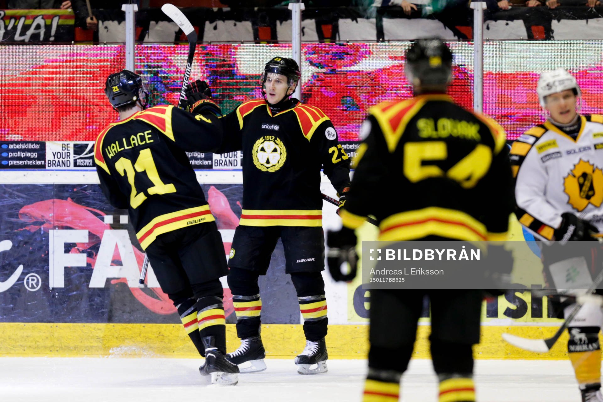 Brynäs Bill Sweatt (m) jublar