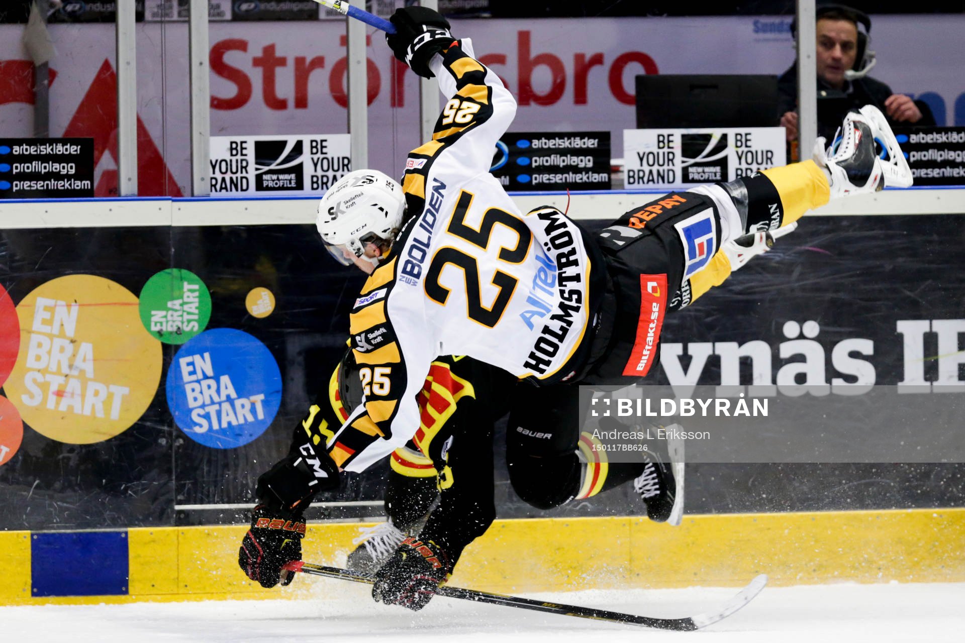 Brynäs Simon Bertilsson och Skellefteås Axel Holmström i