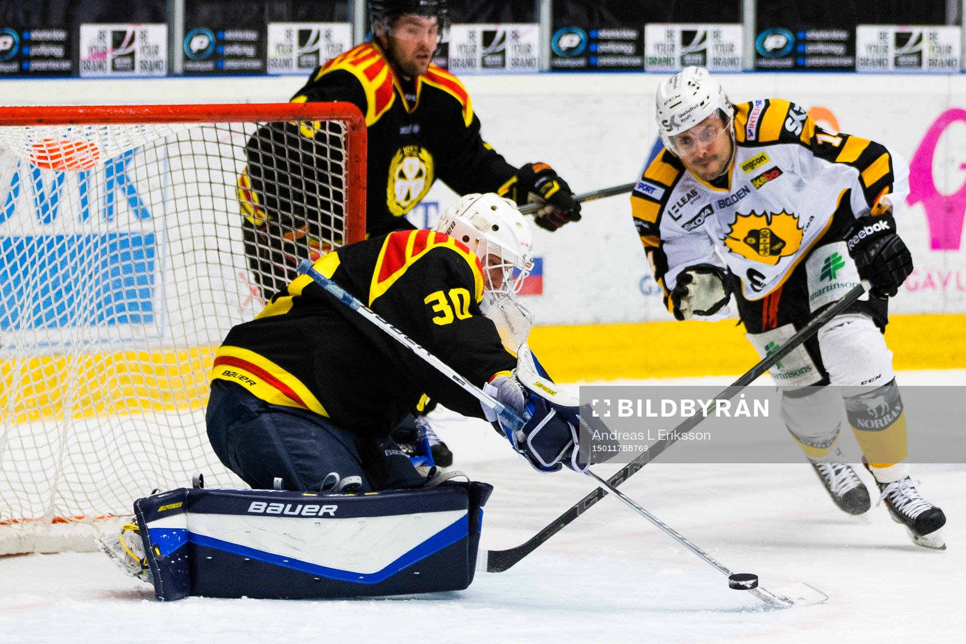 Brynäs målvakt Emil Kruse försvarar sig mot Skellefteås