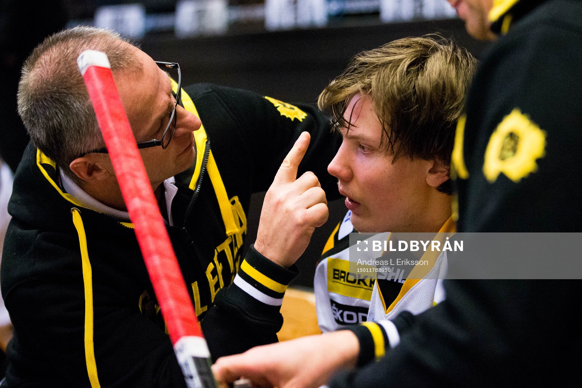 Skellefteås Oskar Sundqvist kontrolleras i båset