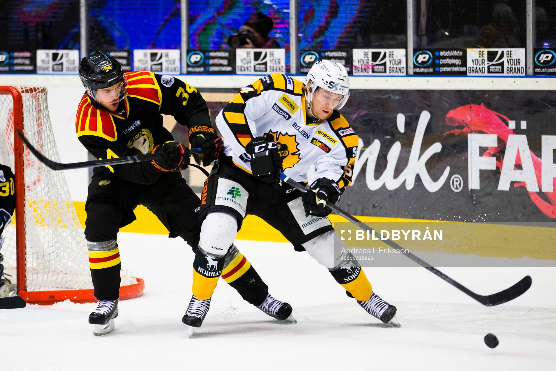 Brynäs Daniel Brodin i kamp om pucken med Skellefteås