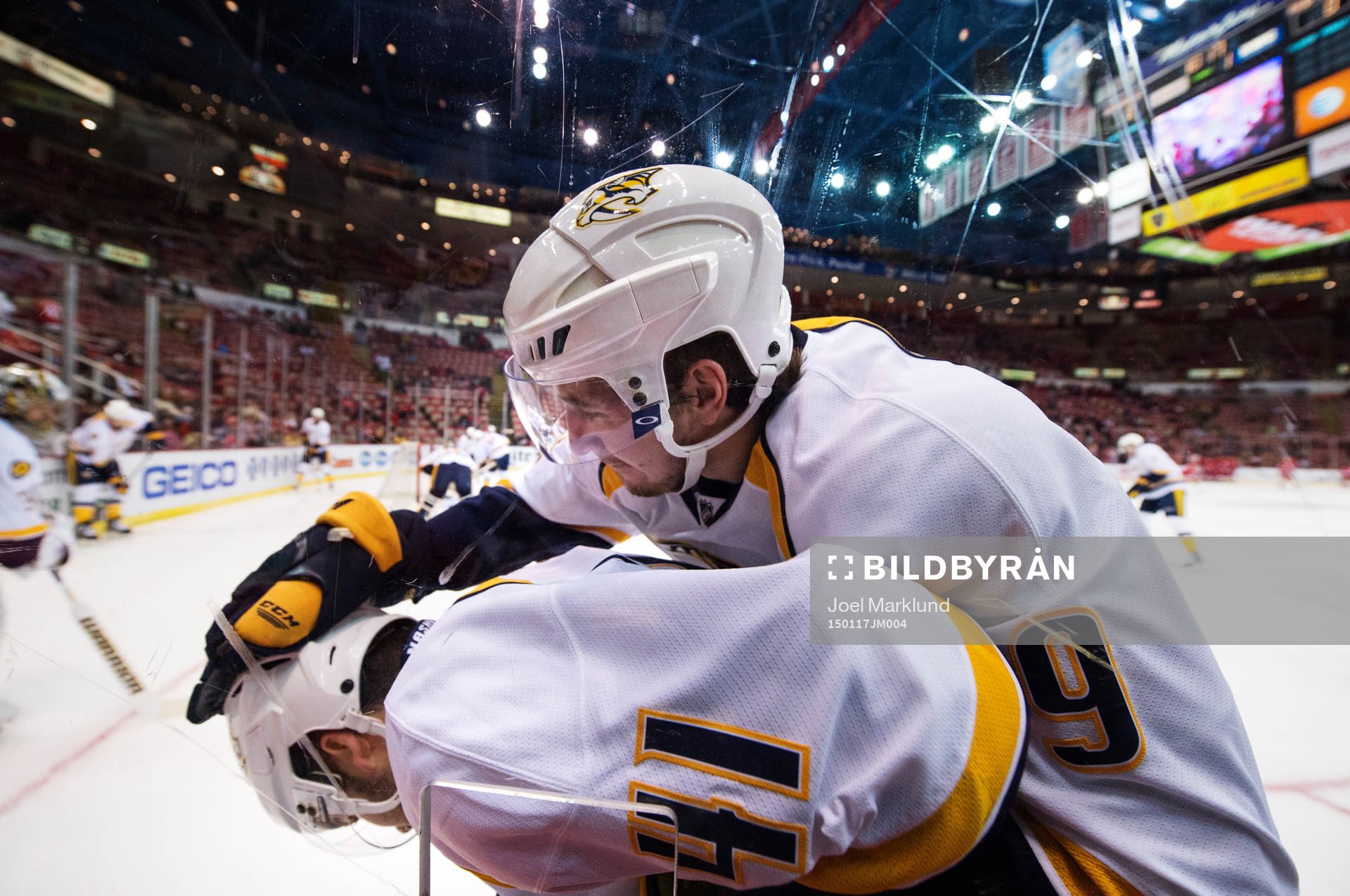 Nashvilles Taylor Beck och Filip Forsberg skojar med